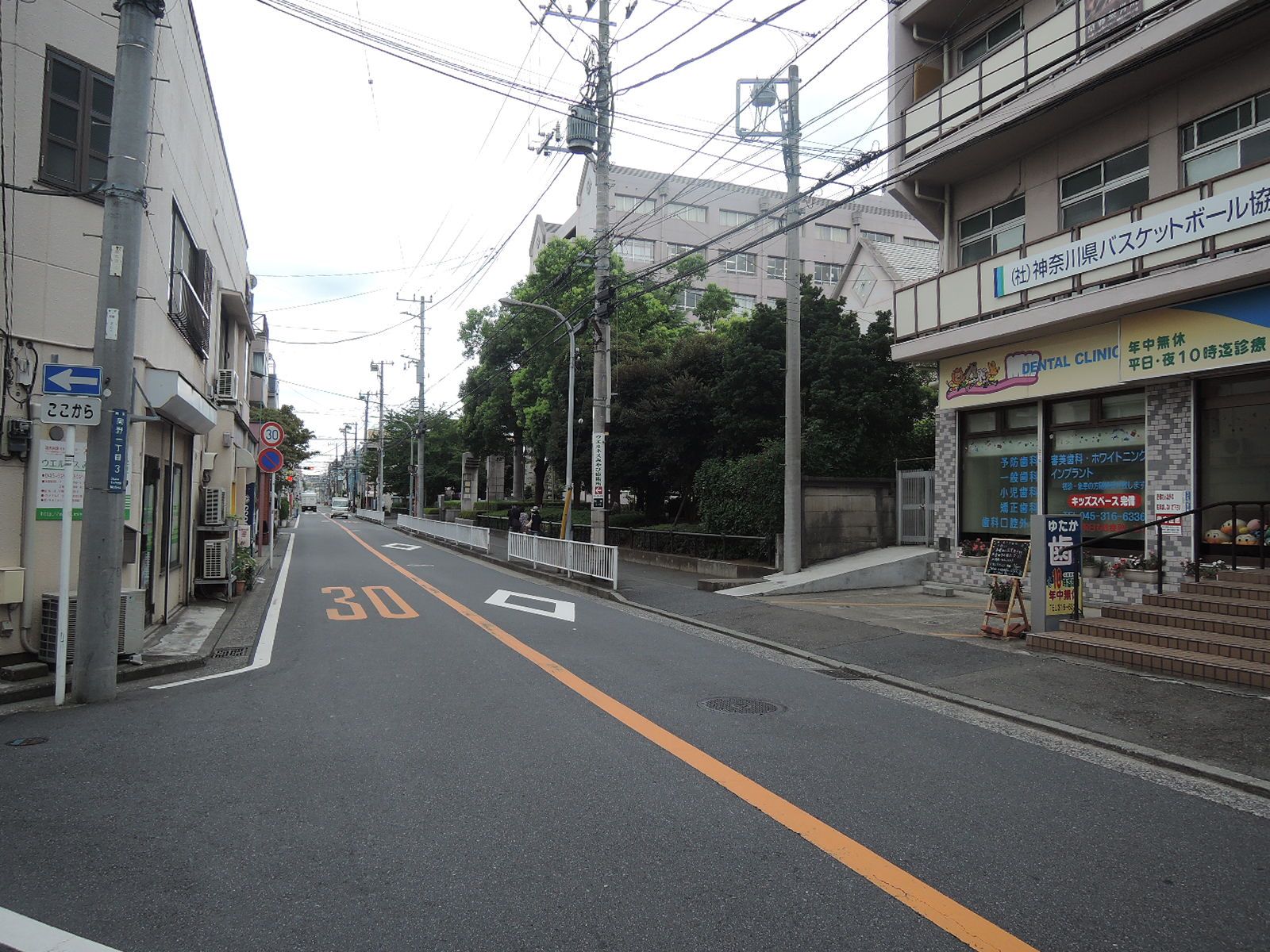 オフィスビル前面の通り