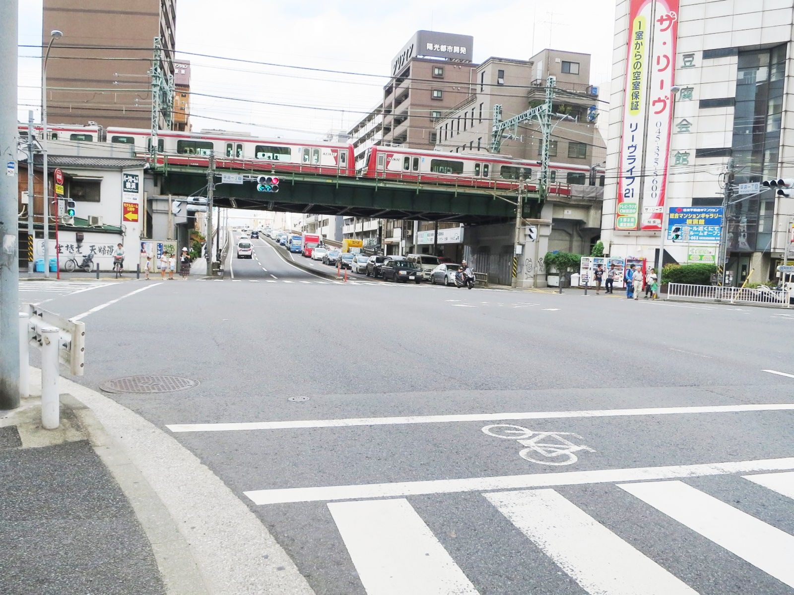 大勝ビル前の平沼一丁目交差点