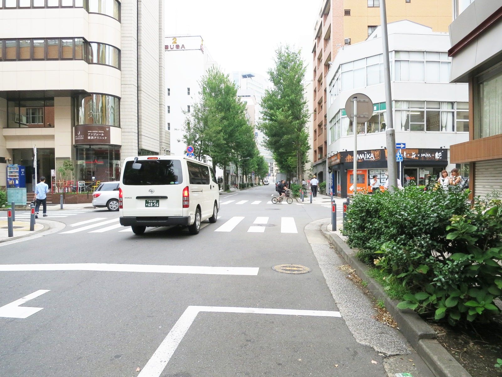 ビル前面の通り