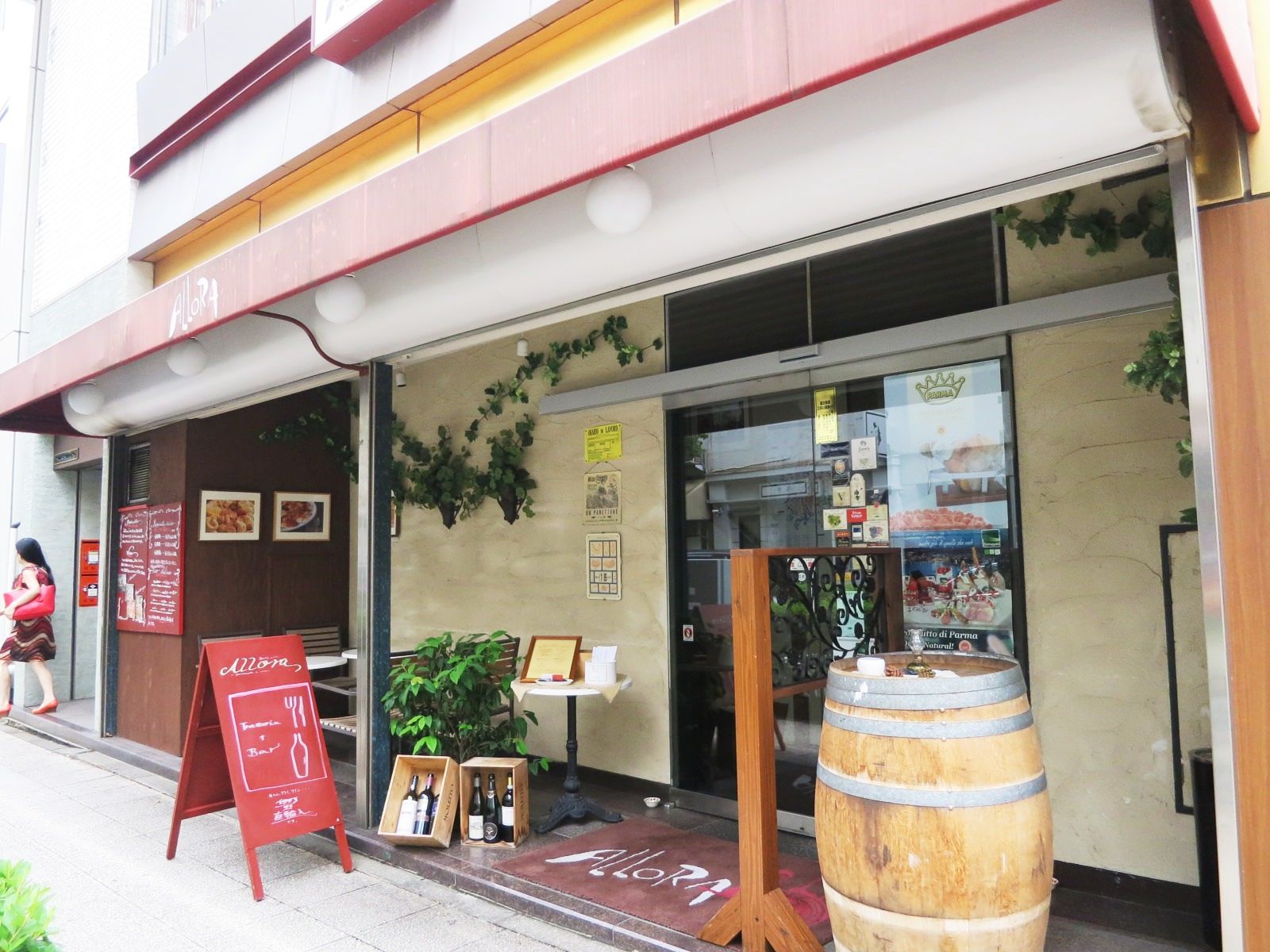 ビル隣の飲食店