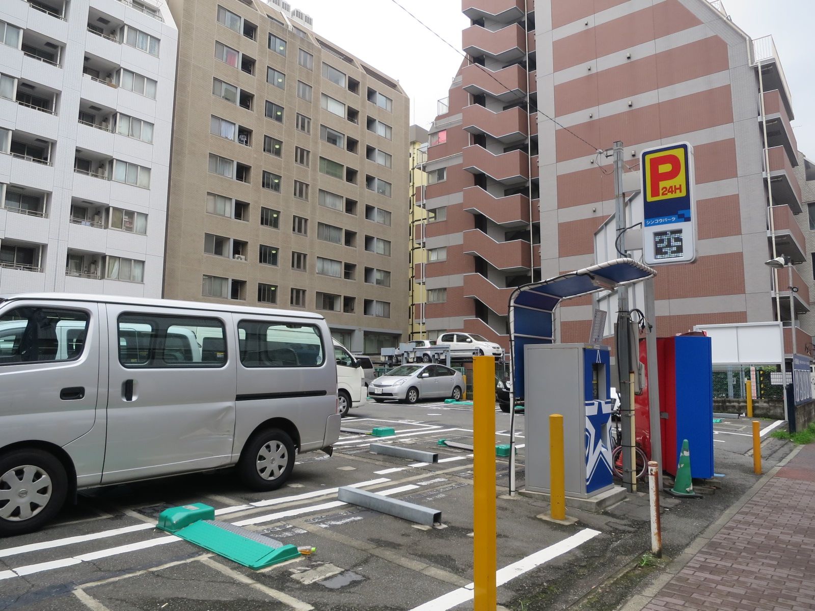 オフィスビル正面のコインパーキング