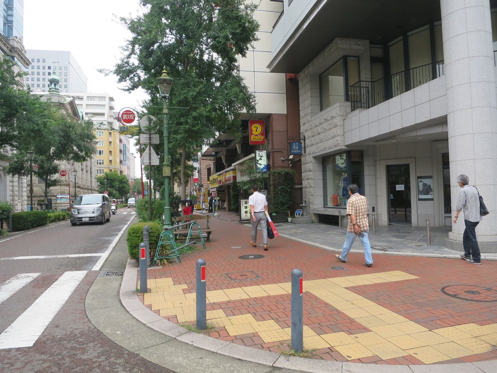 馬車道450ビル前の通り