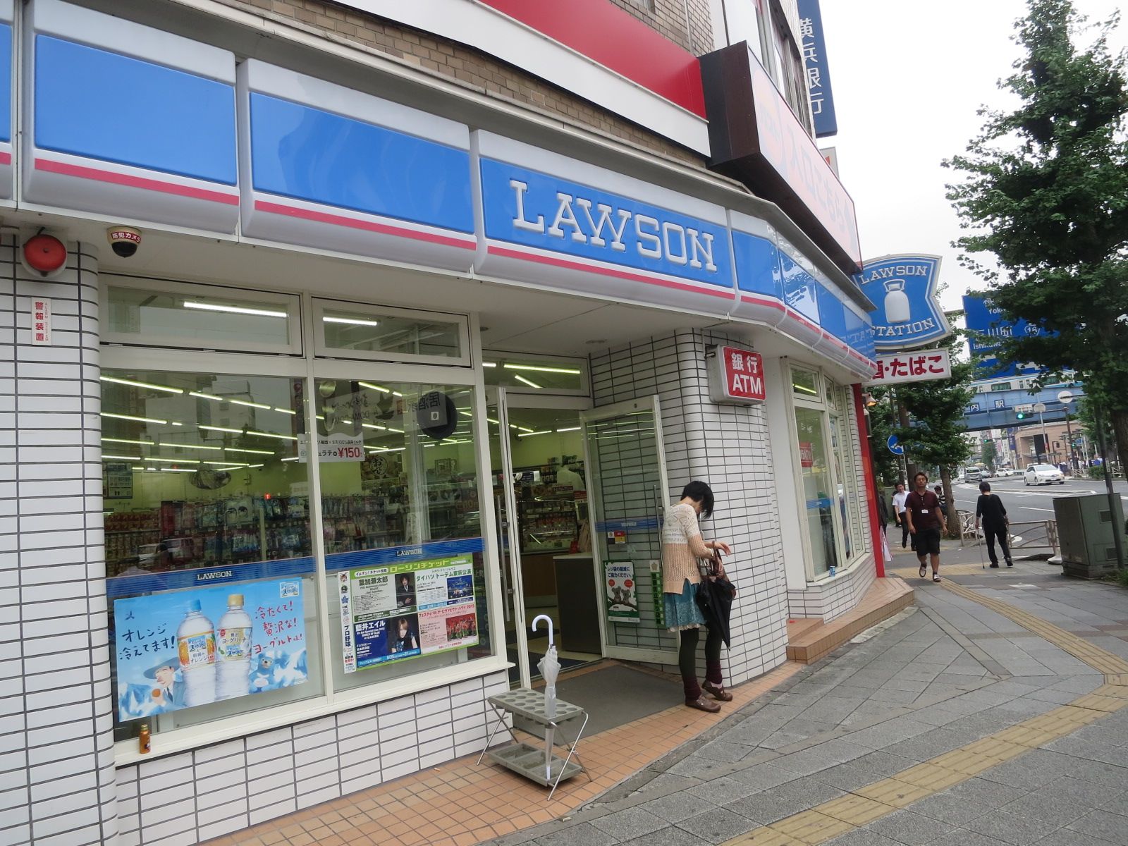通り沿いのローソン横浜尾上町三丁目店
