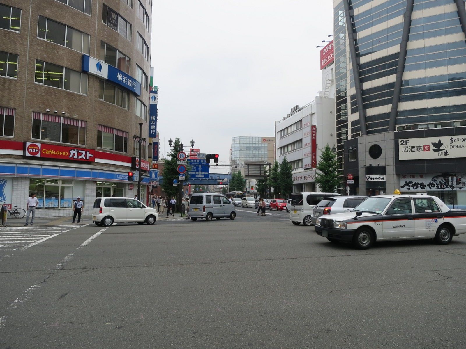 オフィスビル前面の国道16号