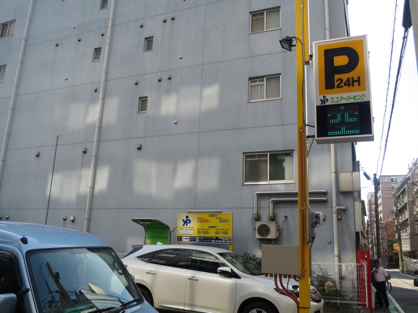 ビル向かいのコインパーク鶴屋町