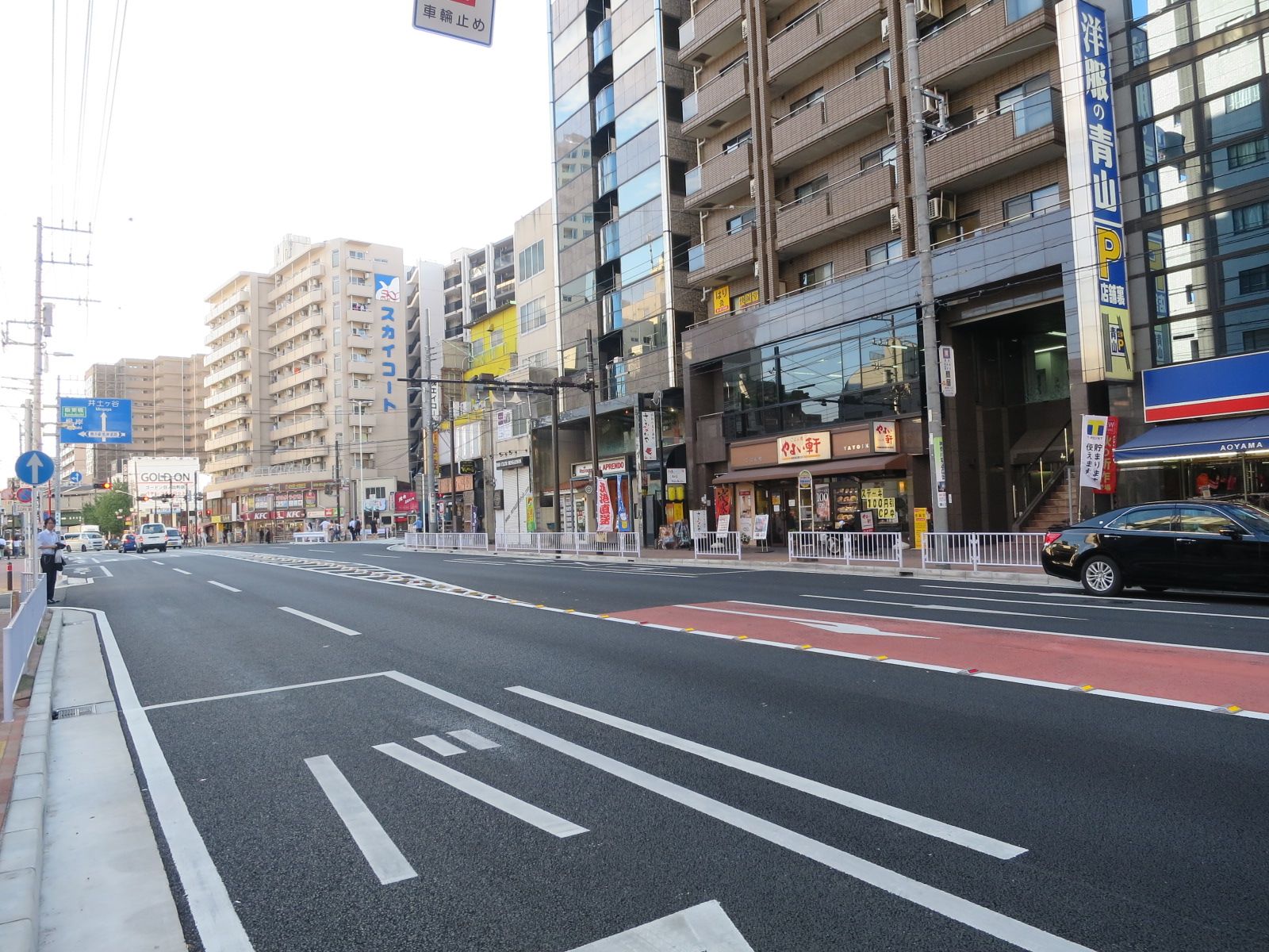 IWASAKI BLDG前面の平戸桜木道路