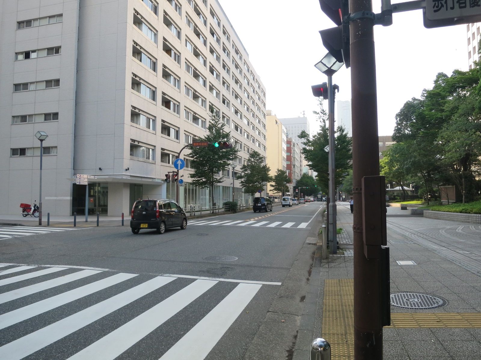 警察本部前交差点近く