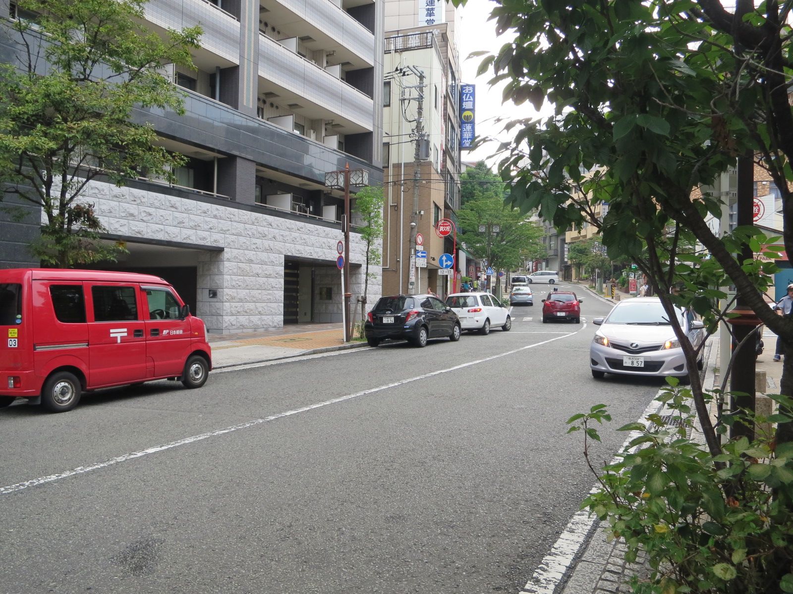 蓮華堂ビル前の野毛坂通り
