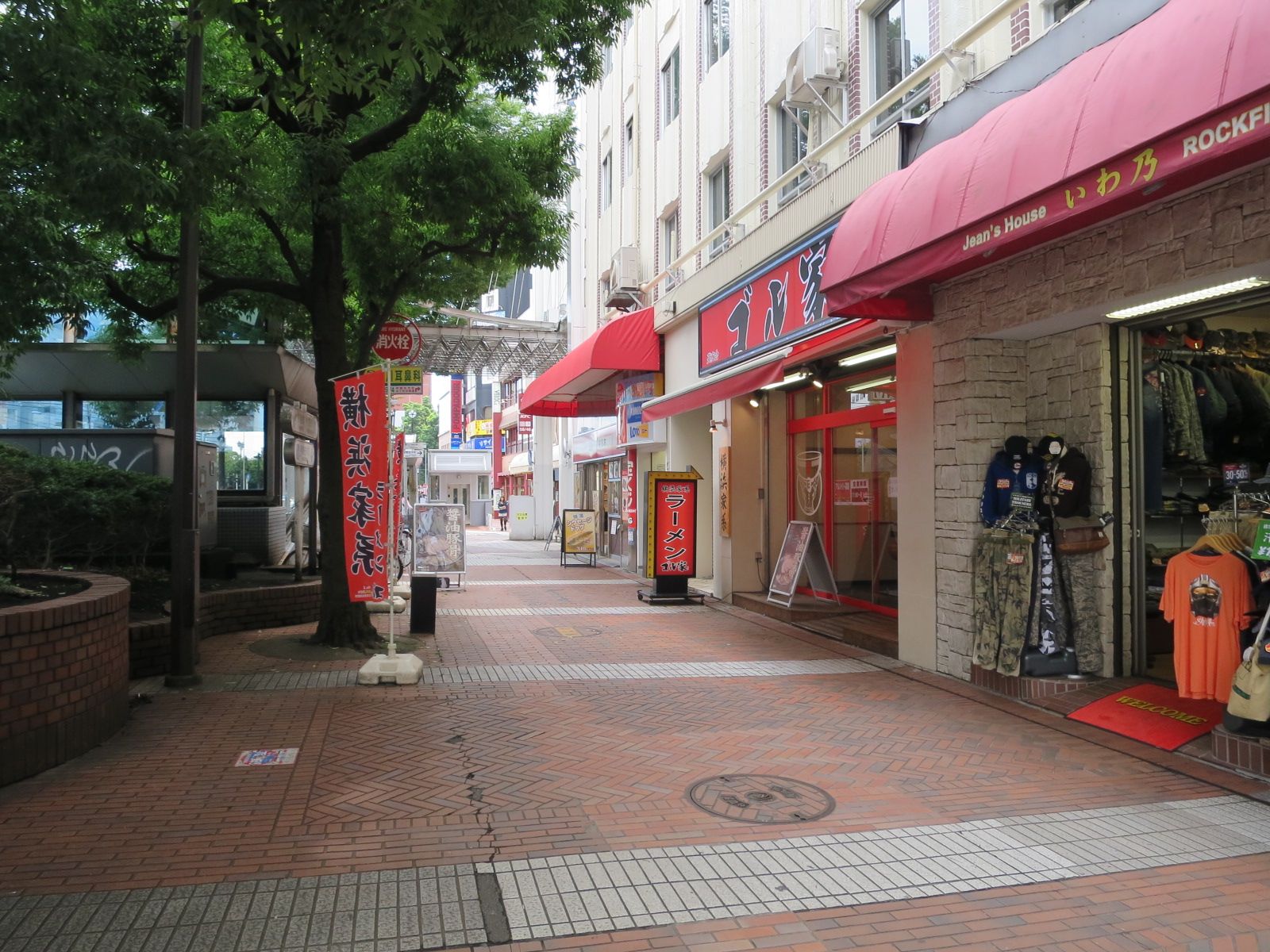 オフィスビル前の歩道