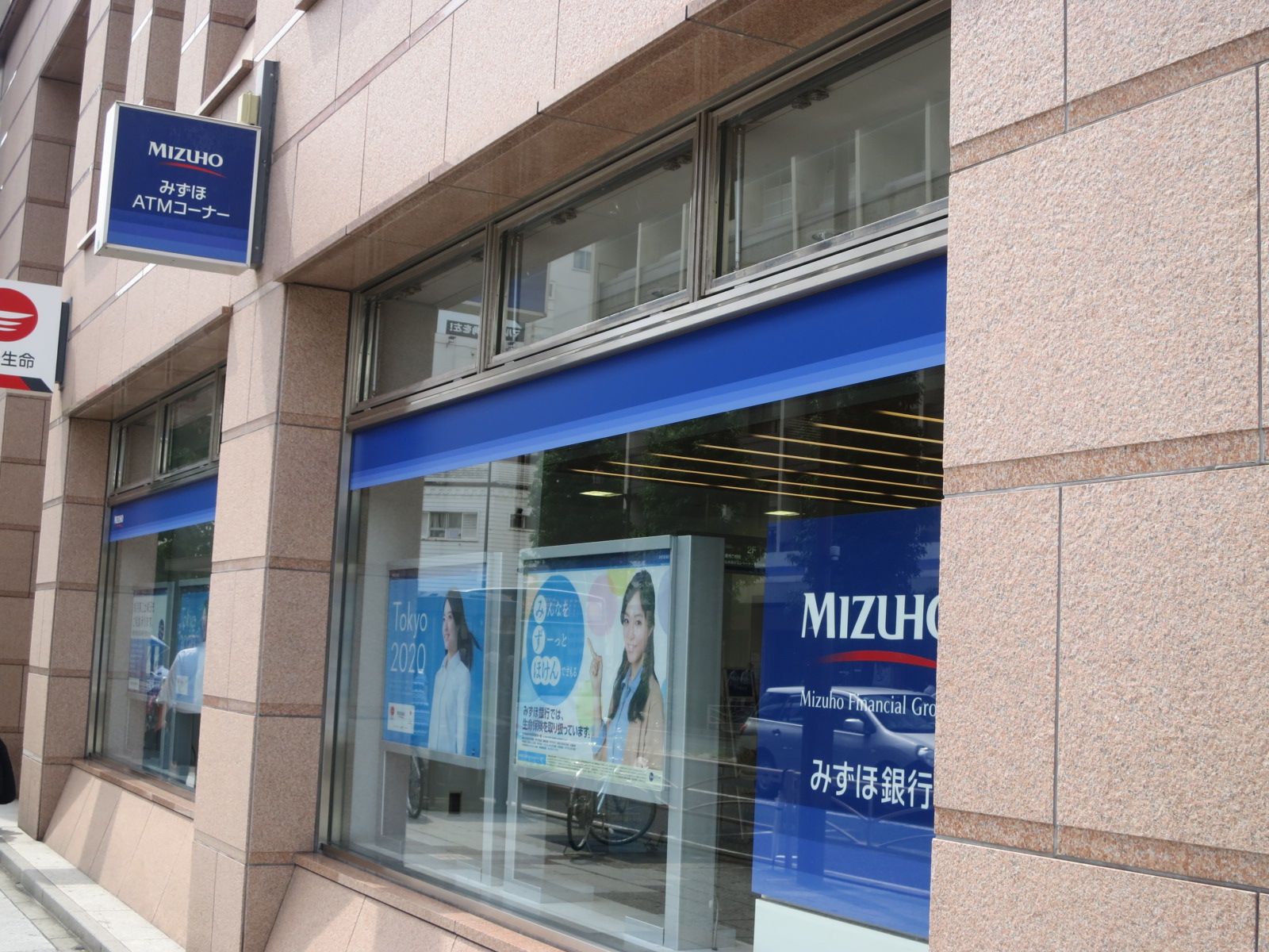 徒歩約1分のみずほ銀行横浜中央支店