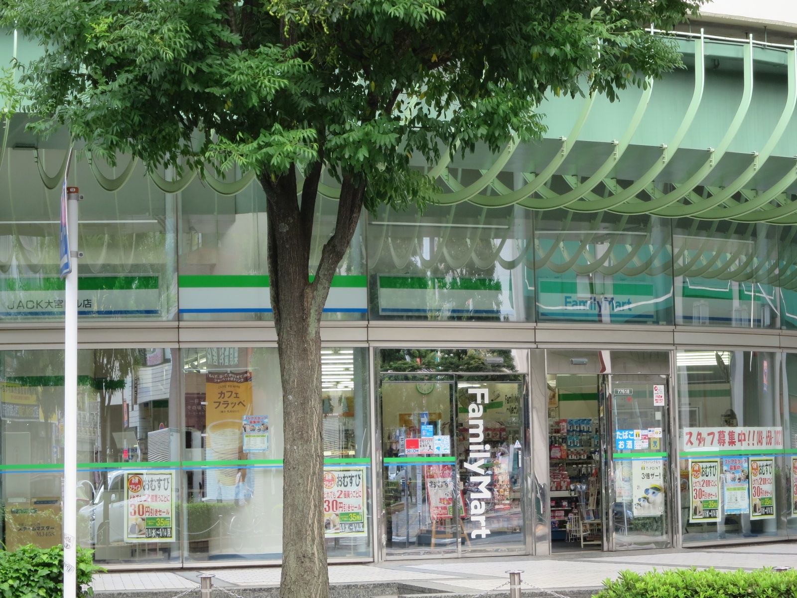 ファミリーマートまで徒歩1分