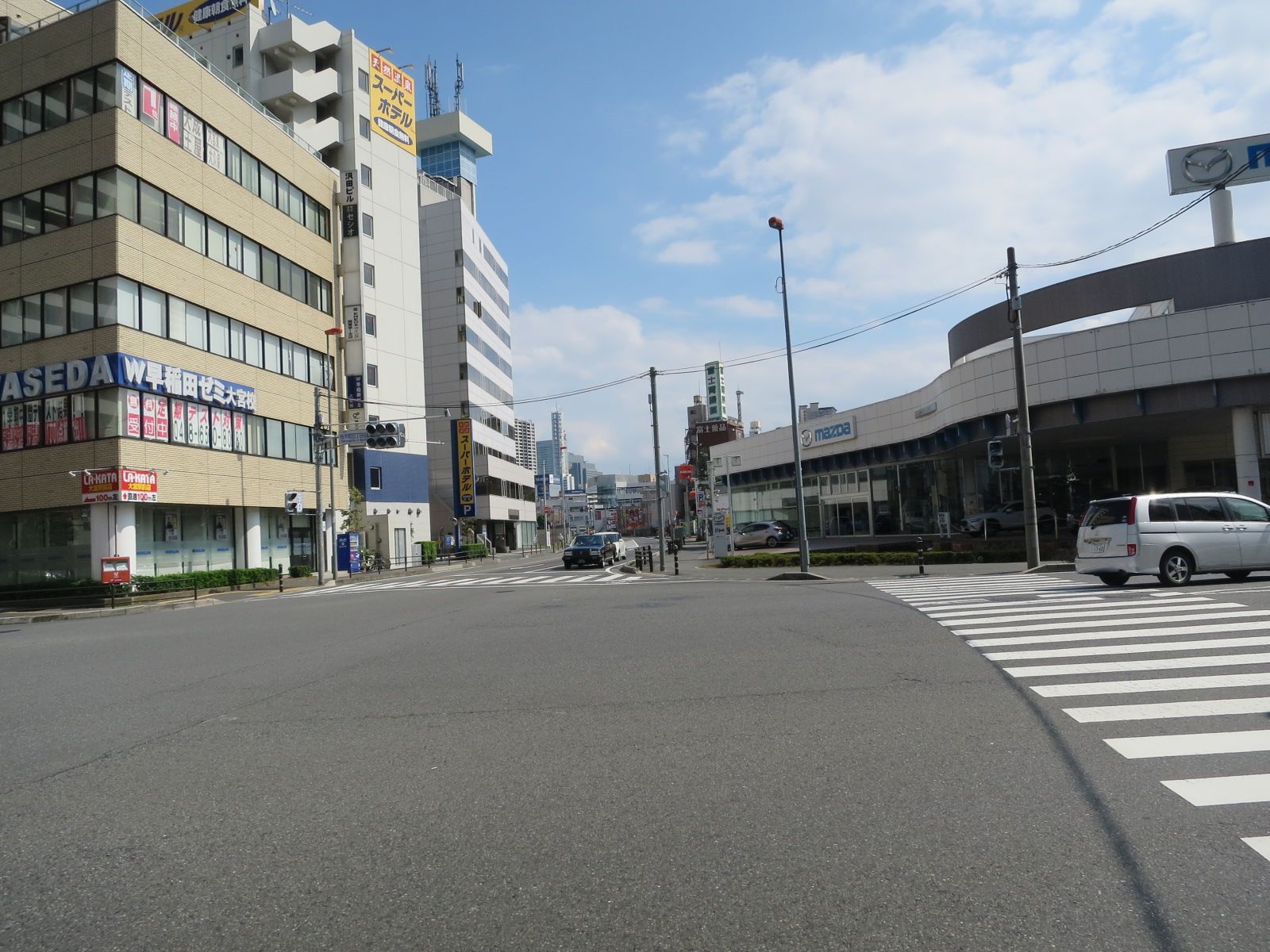 沢田ビル前の大通り　