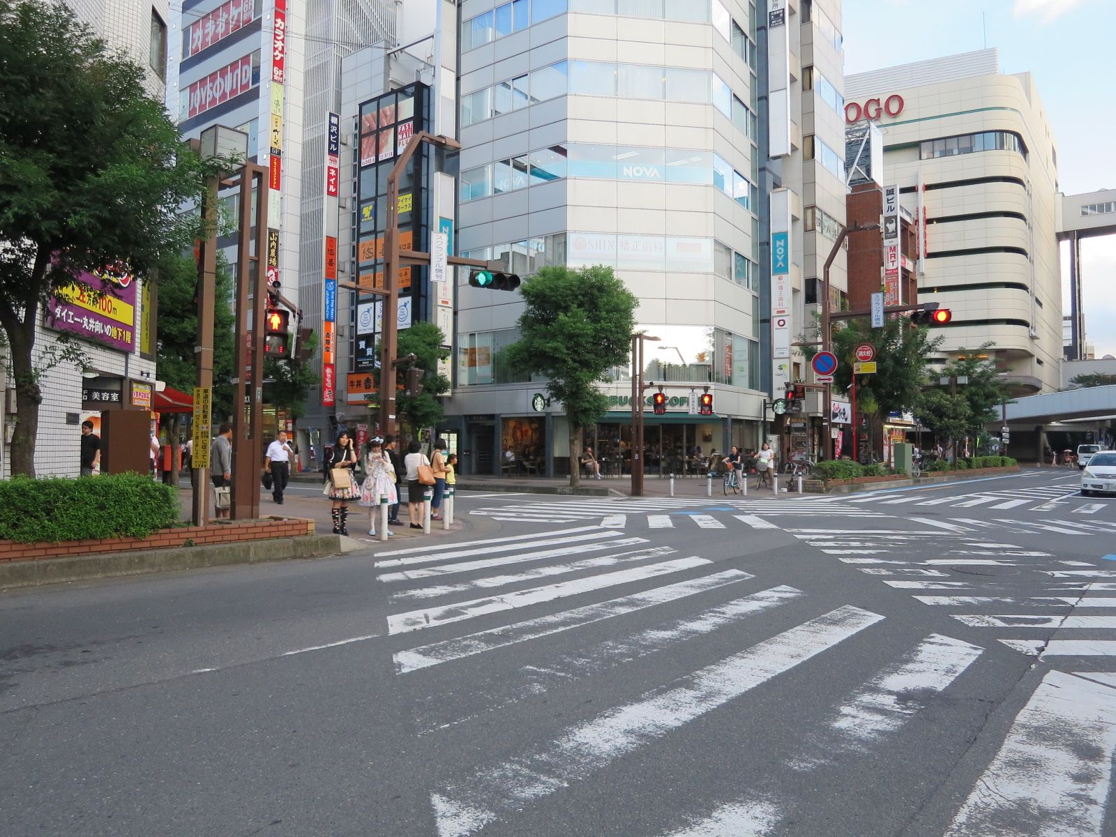 西陣屋ビル前面の通り