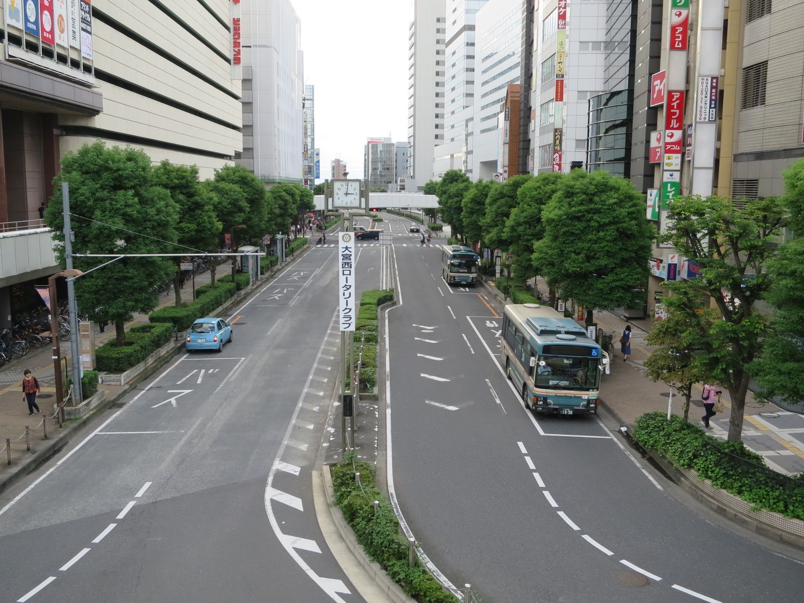 オフィスビル前面の道路