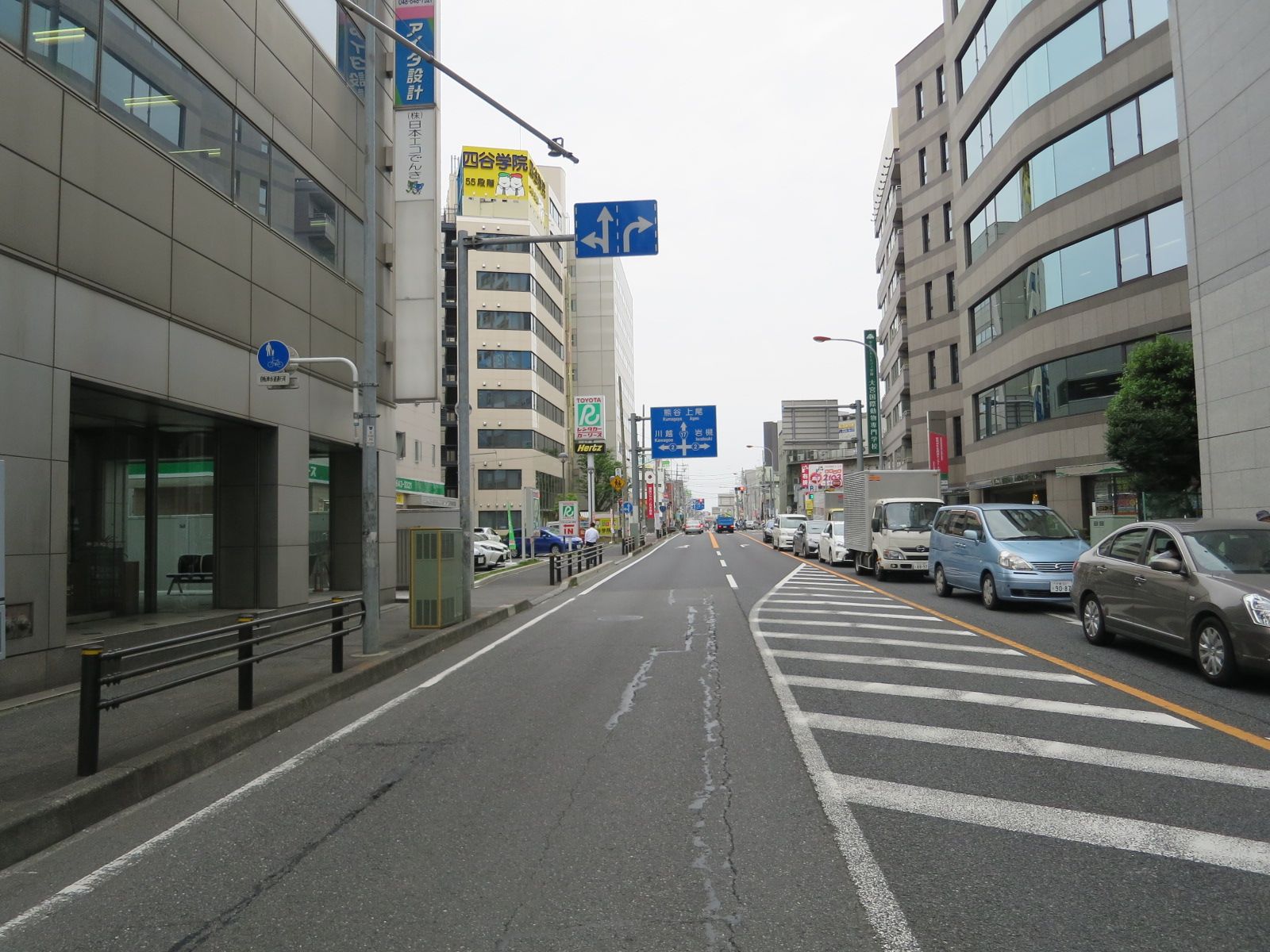 オフィスビル前面の通り