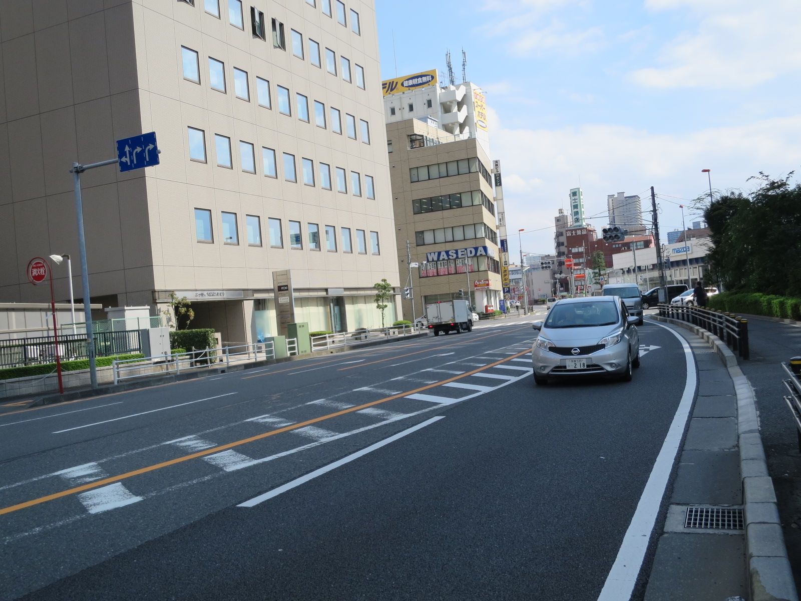 オフィスビル前面の中山道