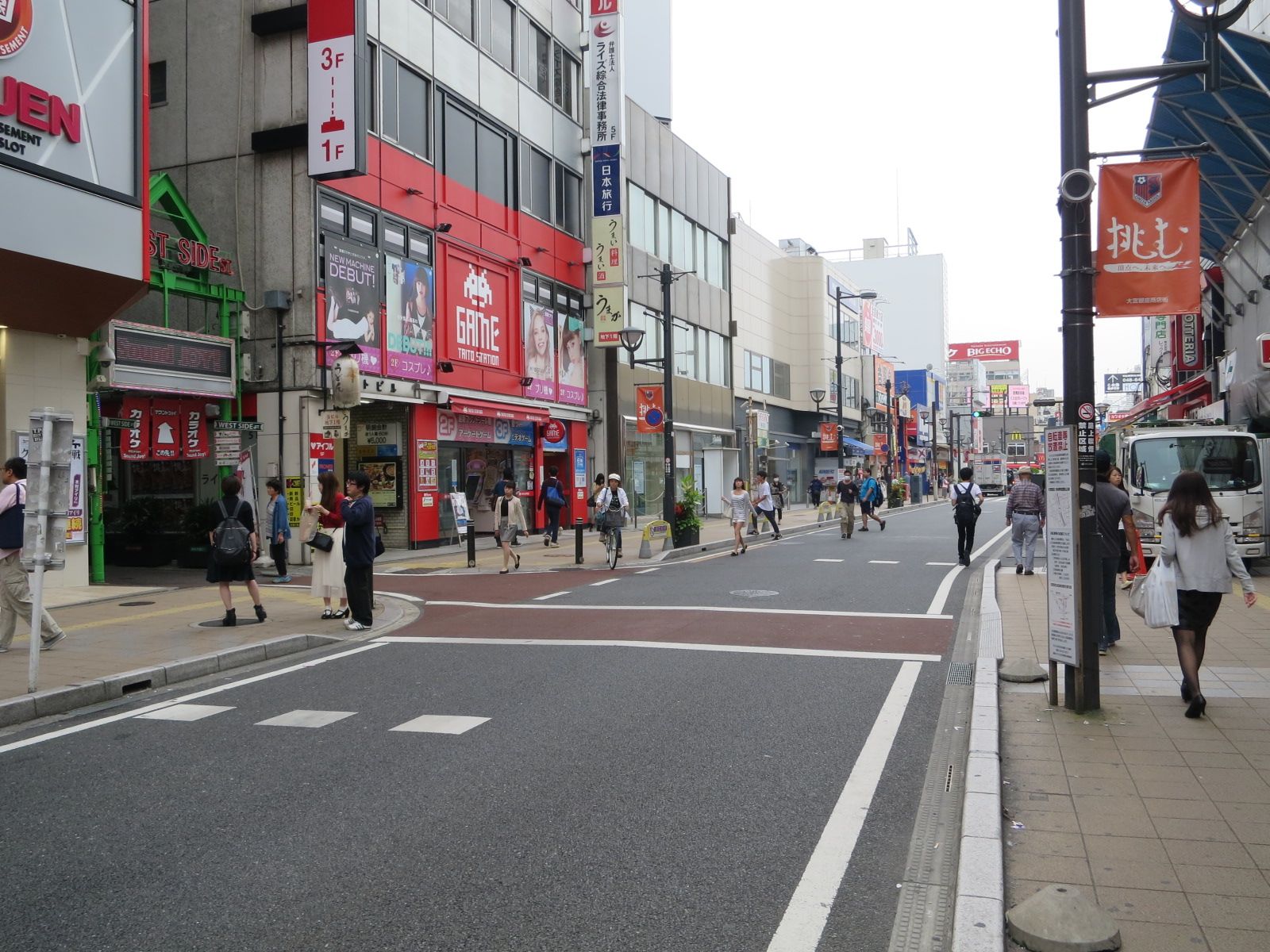 オフィスビル前面道路