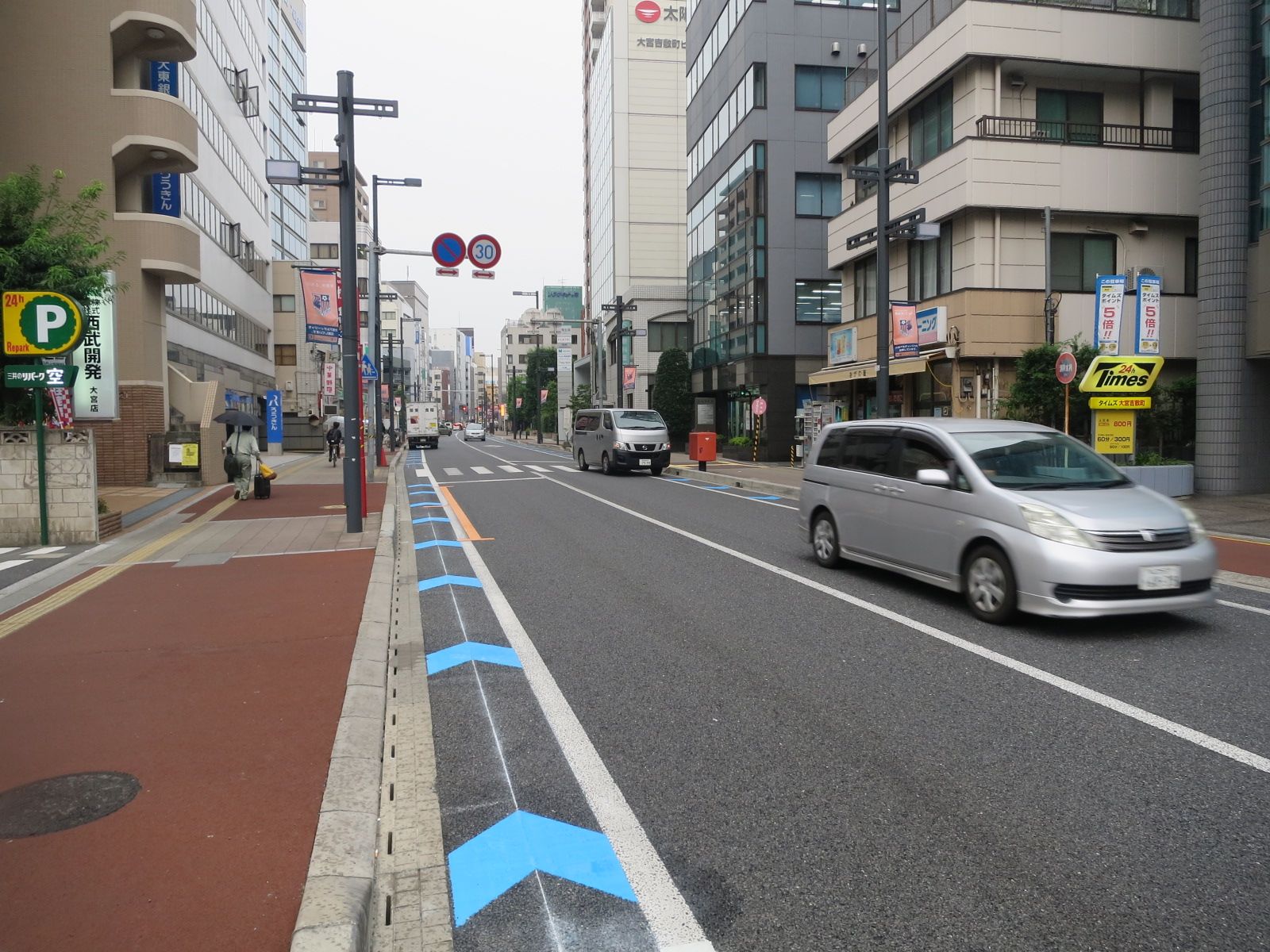 松ビル18前面の道路