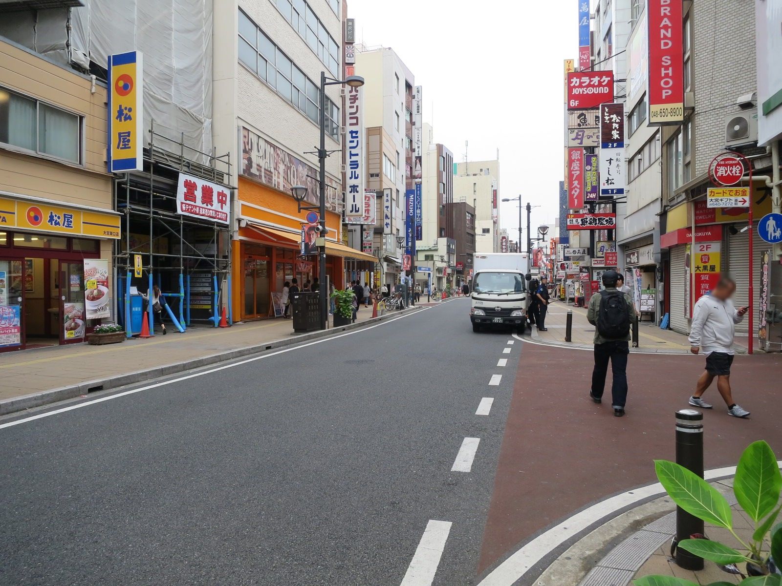 松屋ビル前面の通り