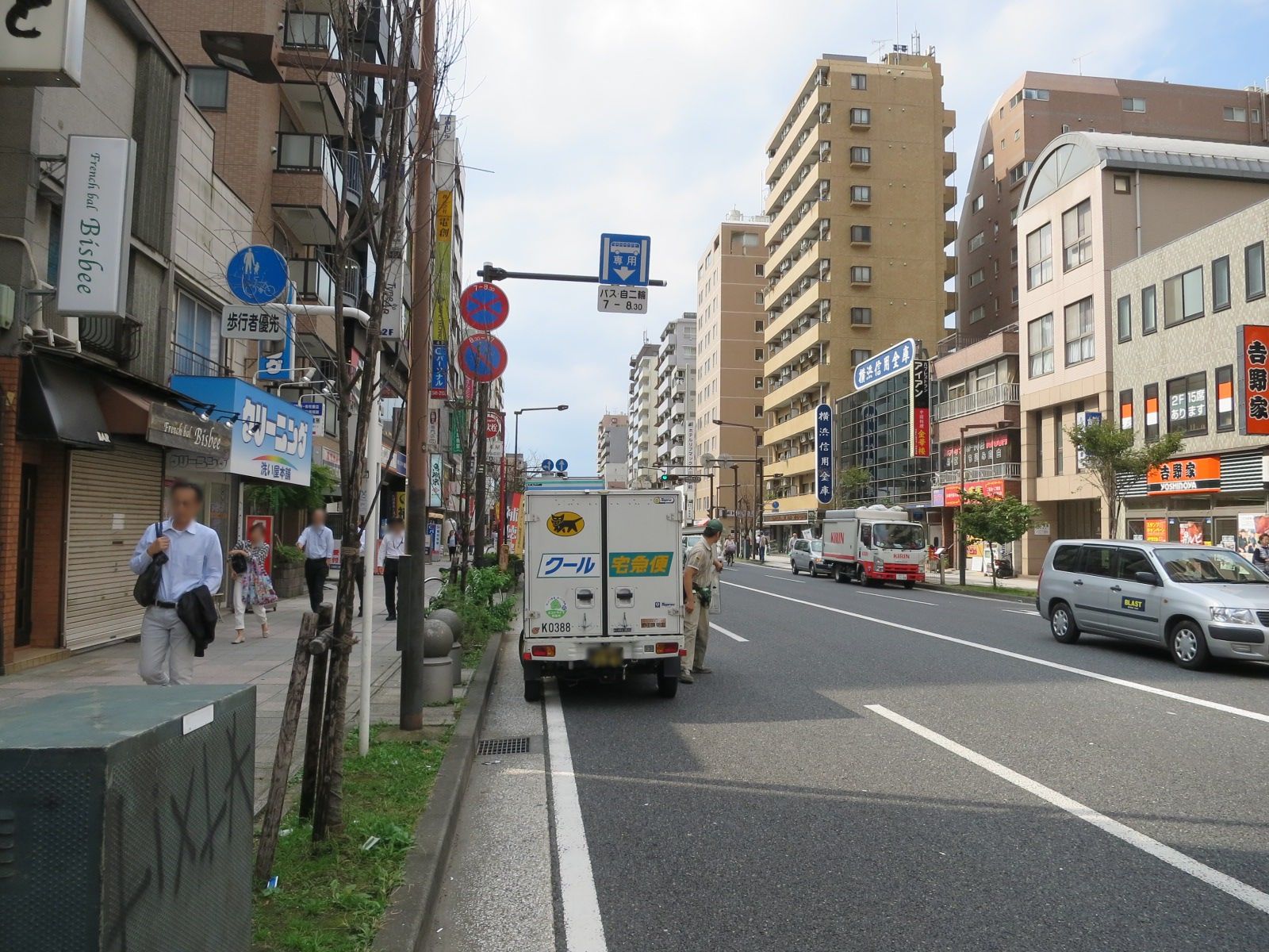 オフィスビル前面道路