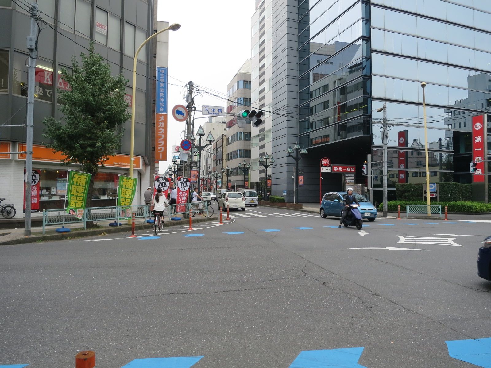 オフィスビル近くの大栄橋交差点