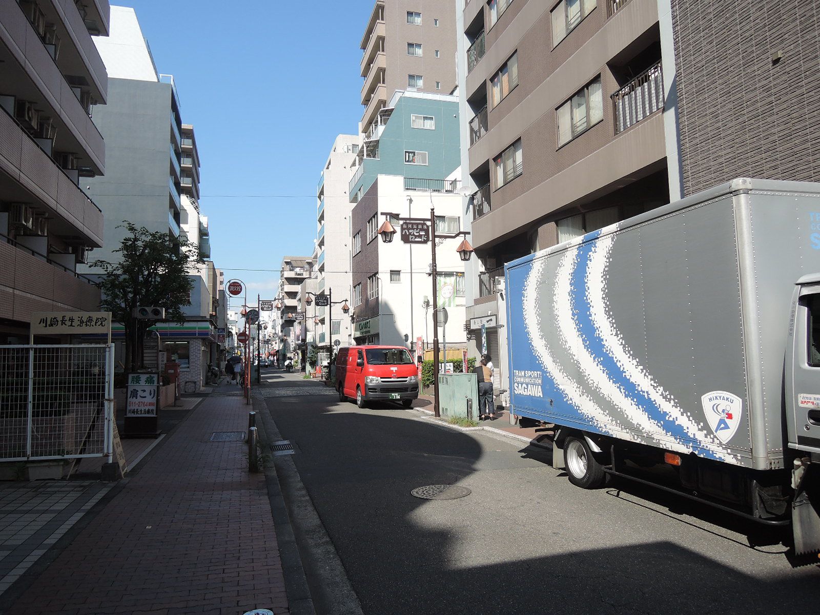シノザキビル前面の通り