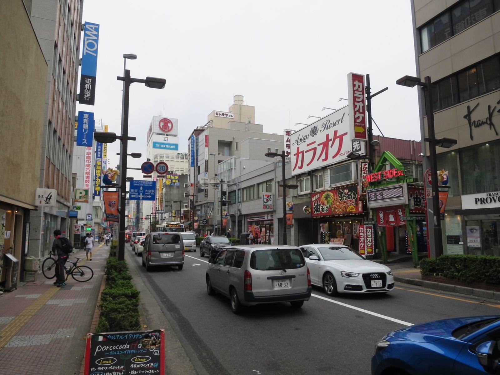 オフィスビル前面の県道90号線