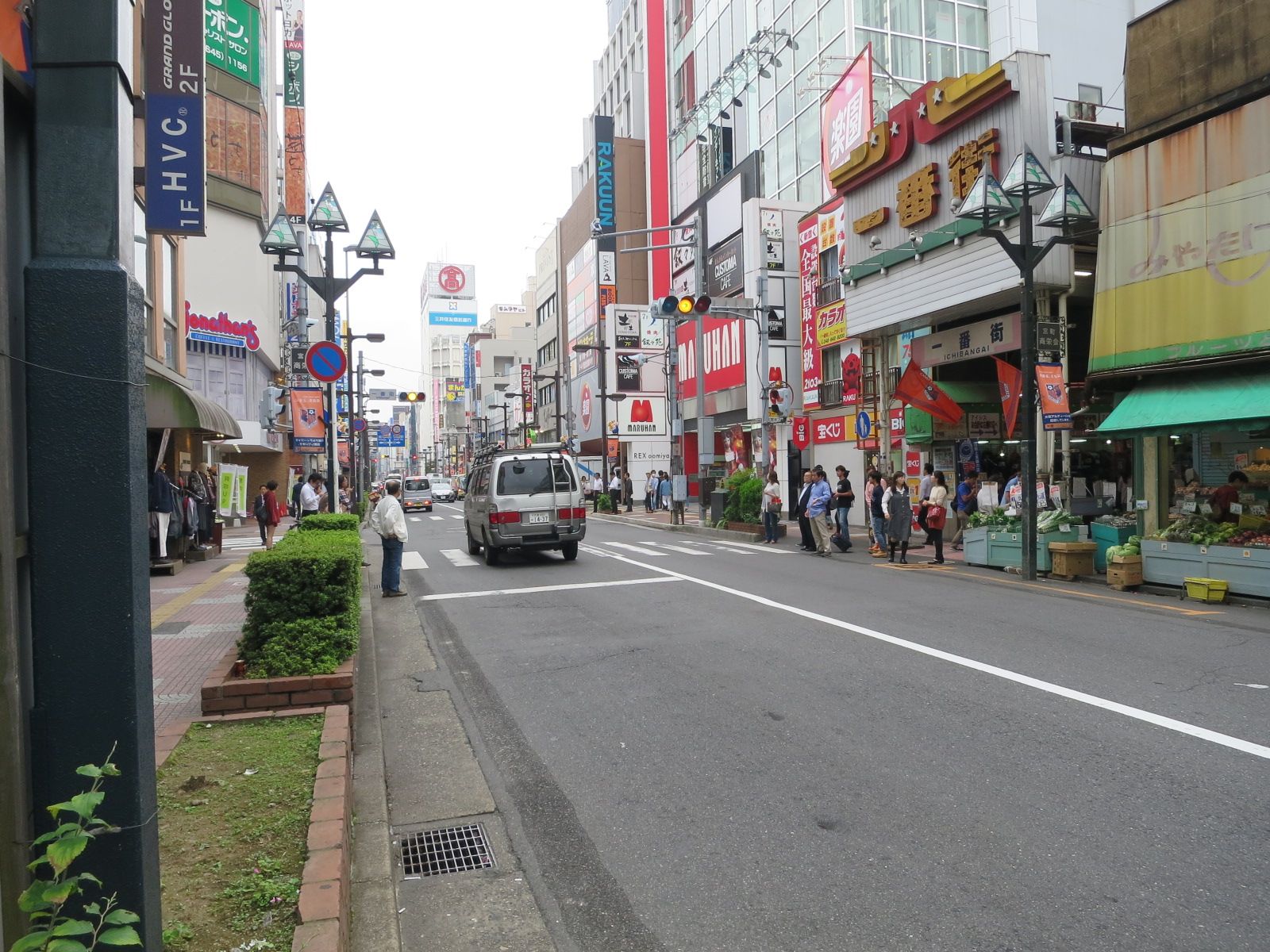 オフィスビル前面の県道90号線