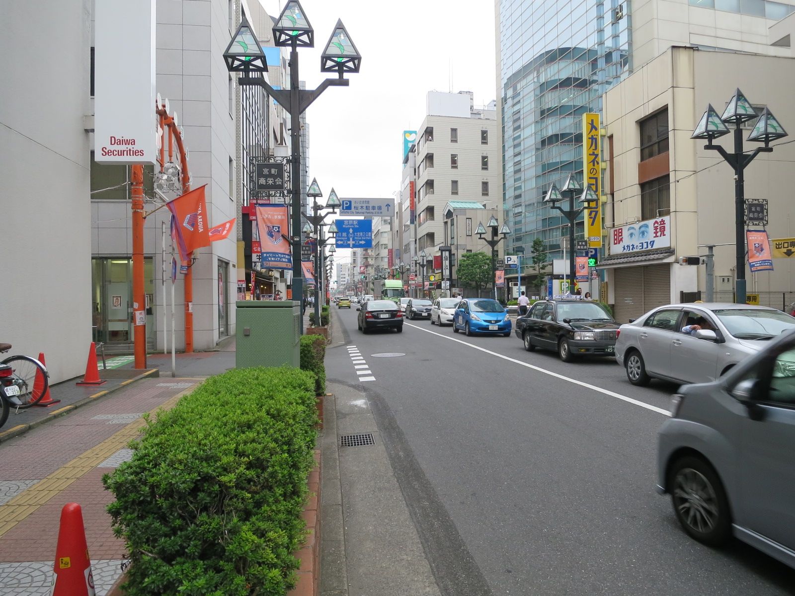 オフィスビル前面の県道90号線
