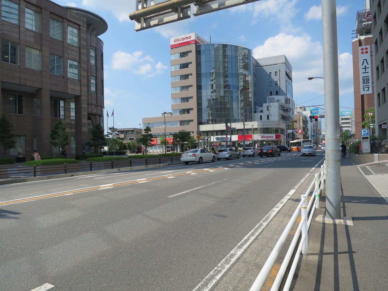 オフィスビル前面の通り