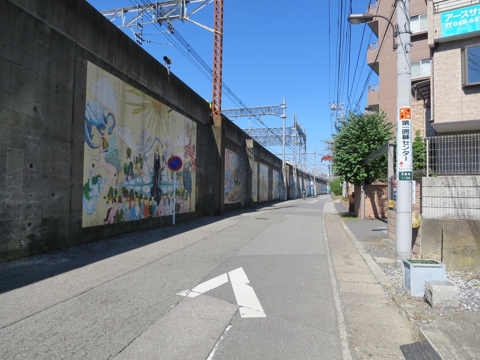 オフィスビル前面の通り
