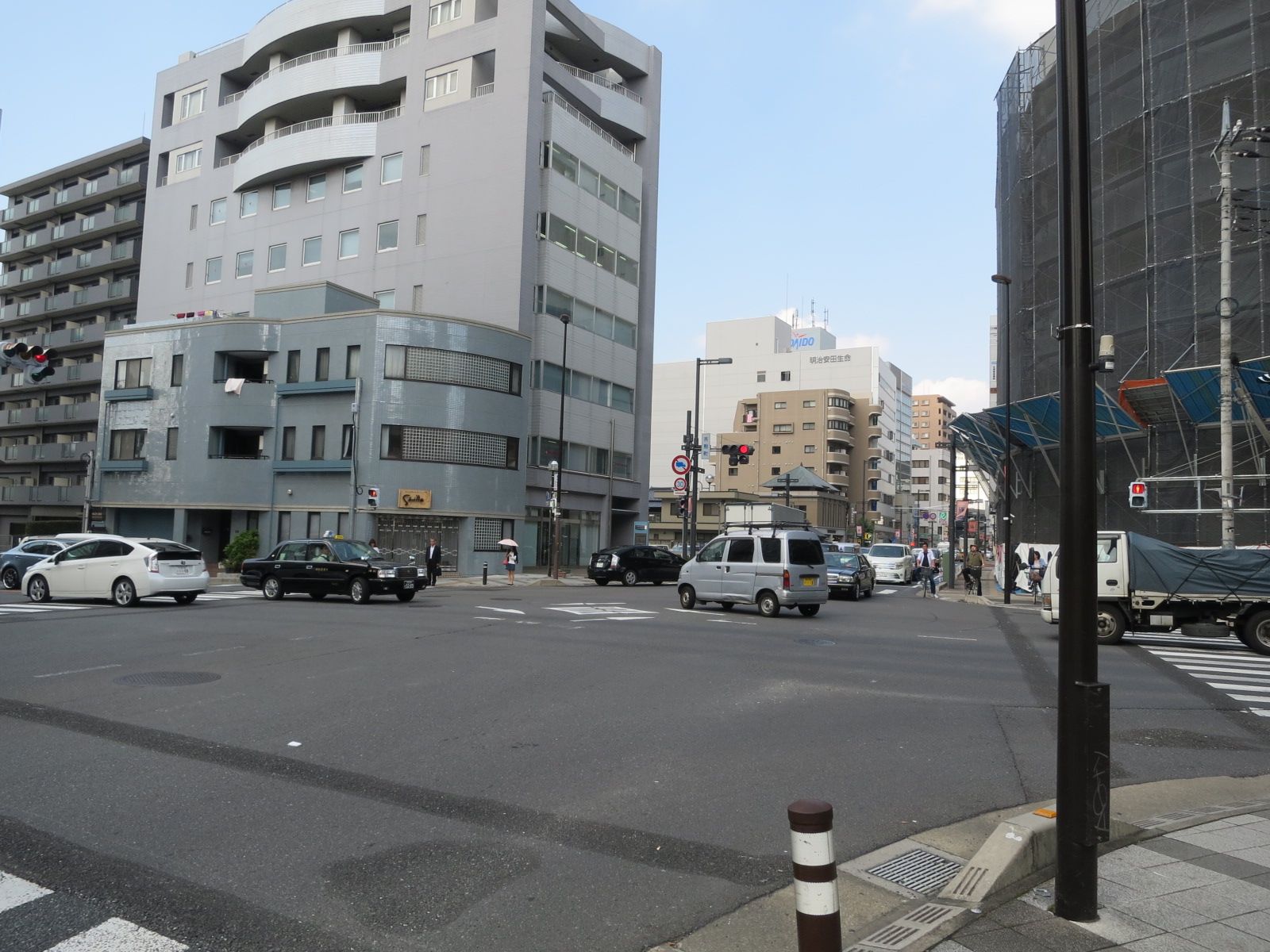 オフィスビル前面の吉敷町交差点