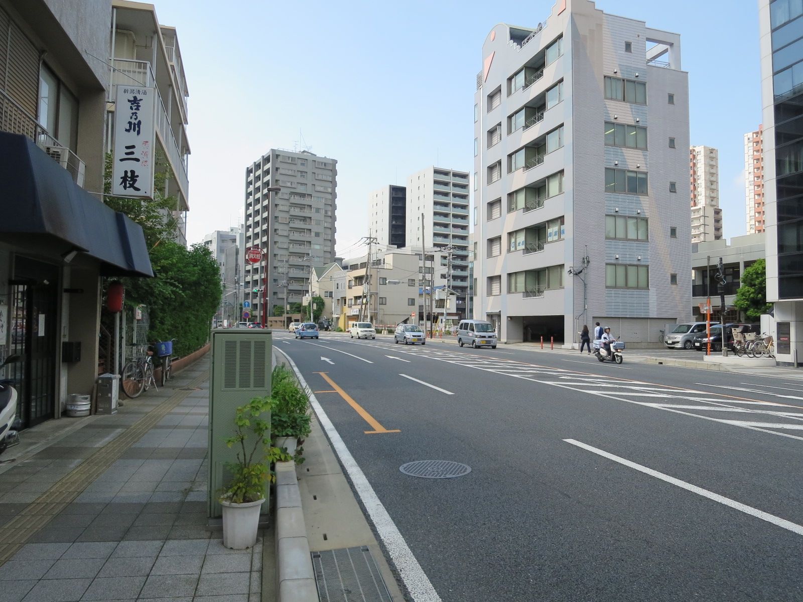 オフィスビル前面道路