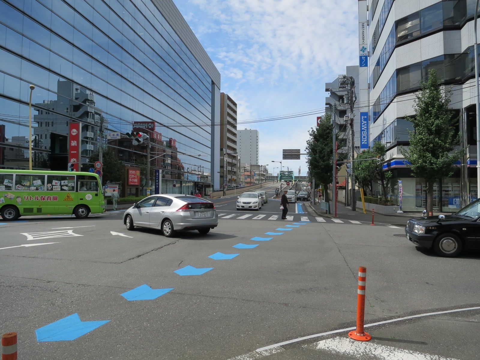 斜め前の県道2号線との交差点