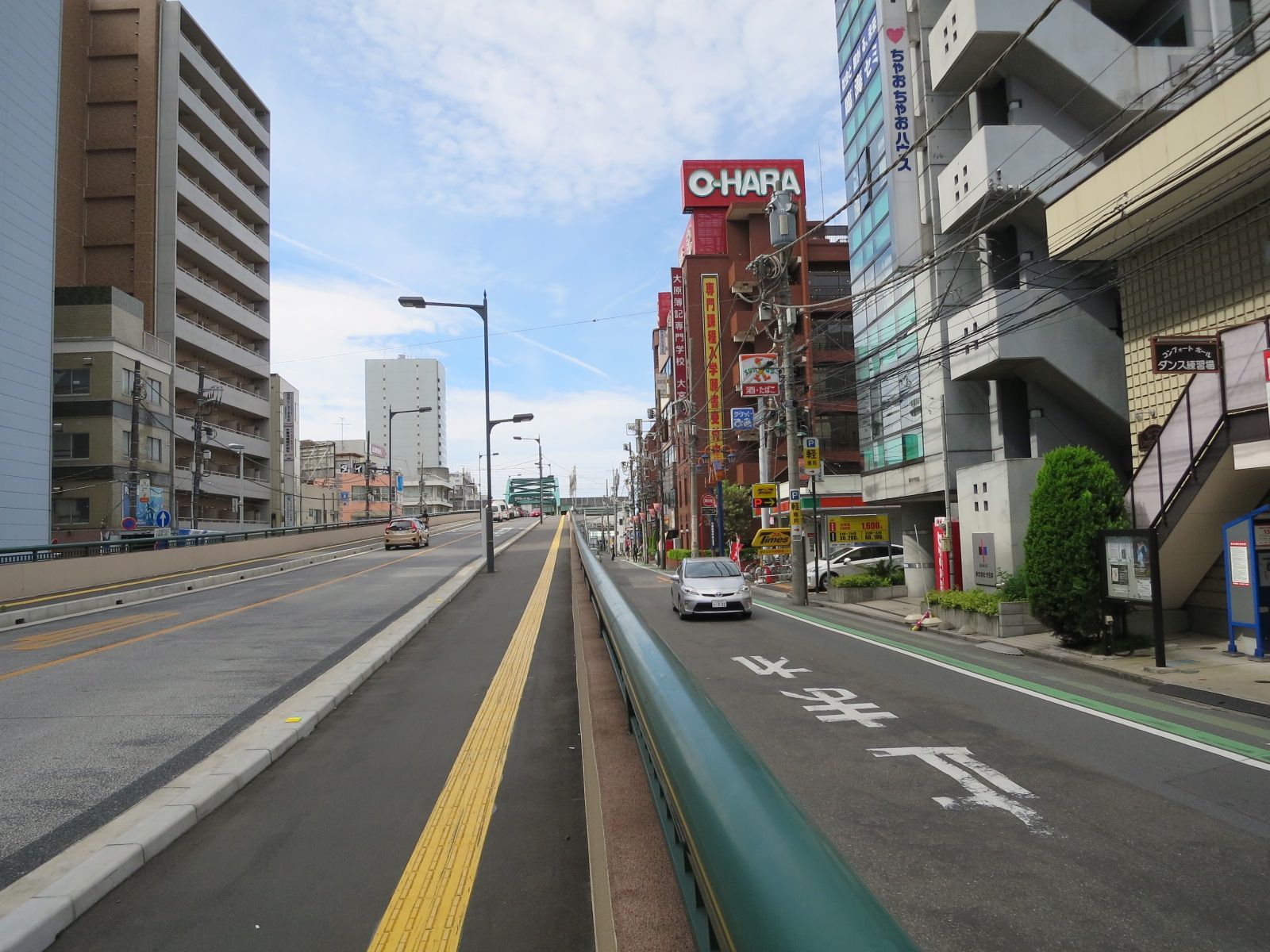 オフィスビル前の県道2号線