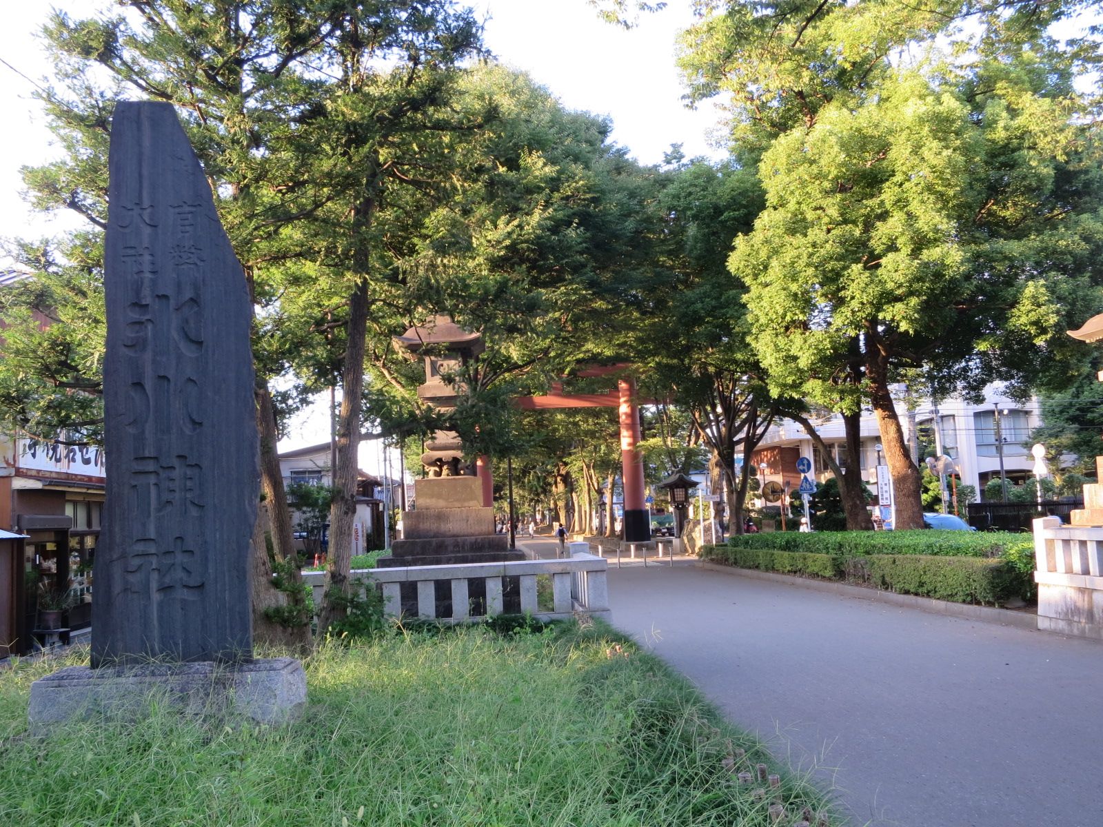 斜め向かいに氷川神社入口