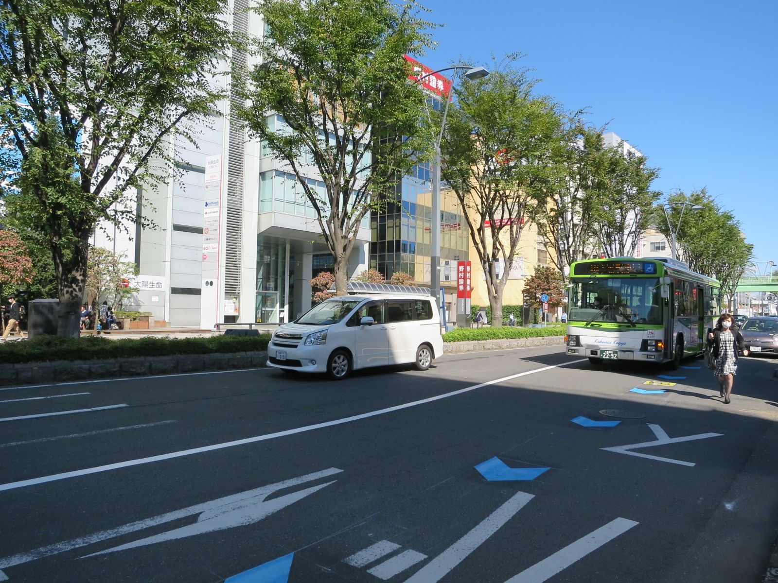 花見ビル前面の県道214号線