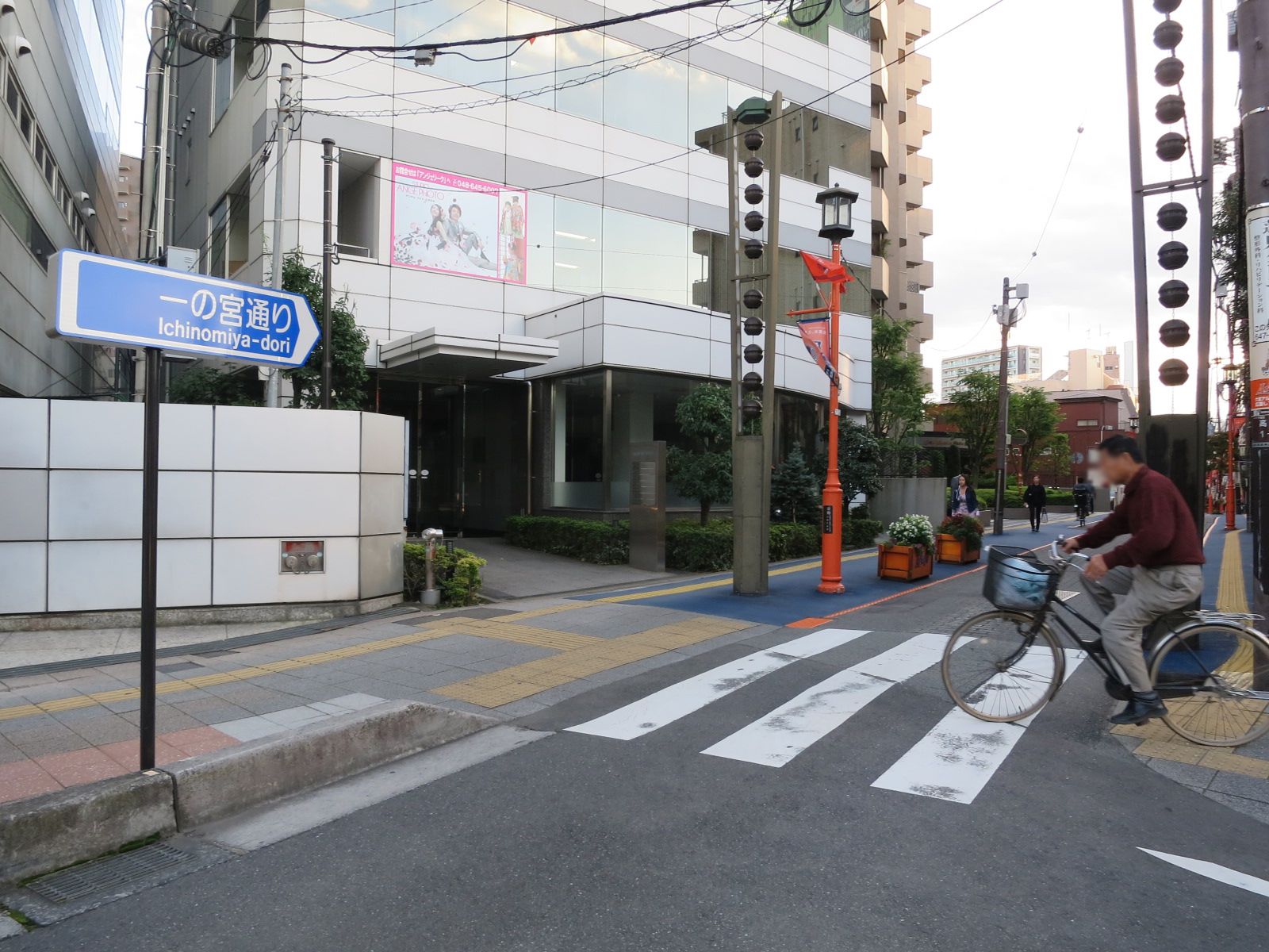 オフィスビル前面の道路