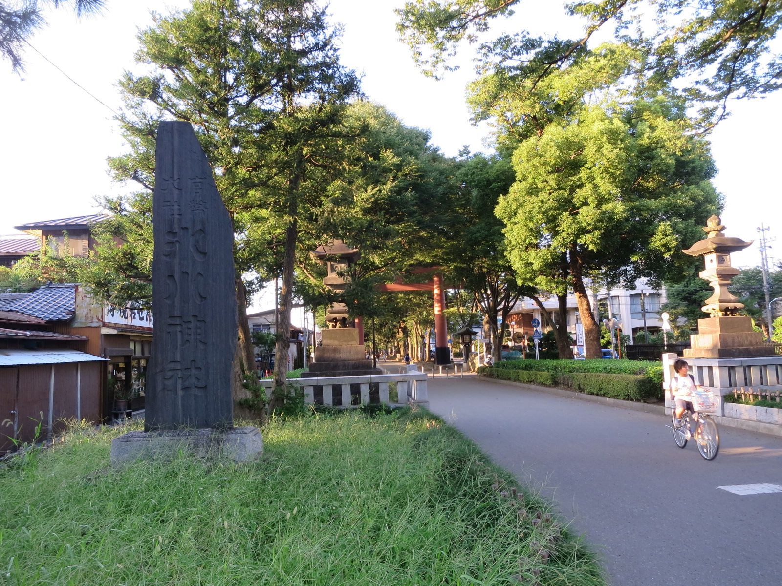 近くの氷川神社入口