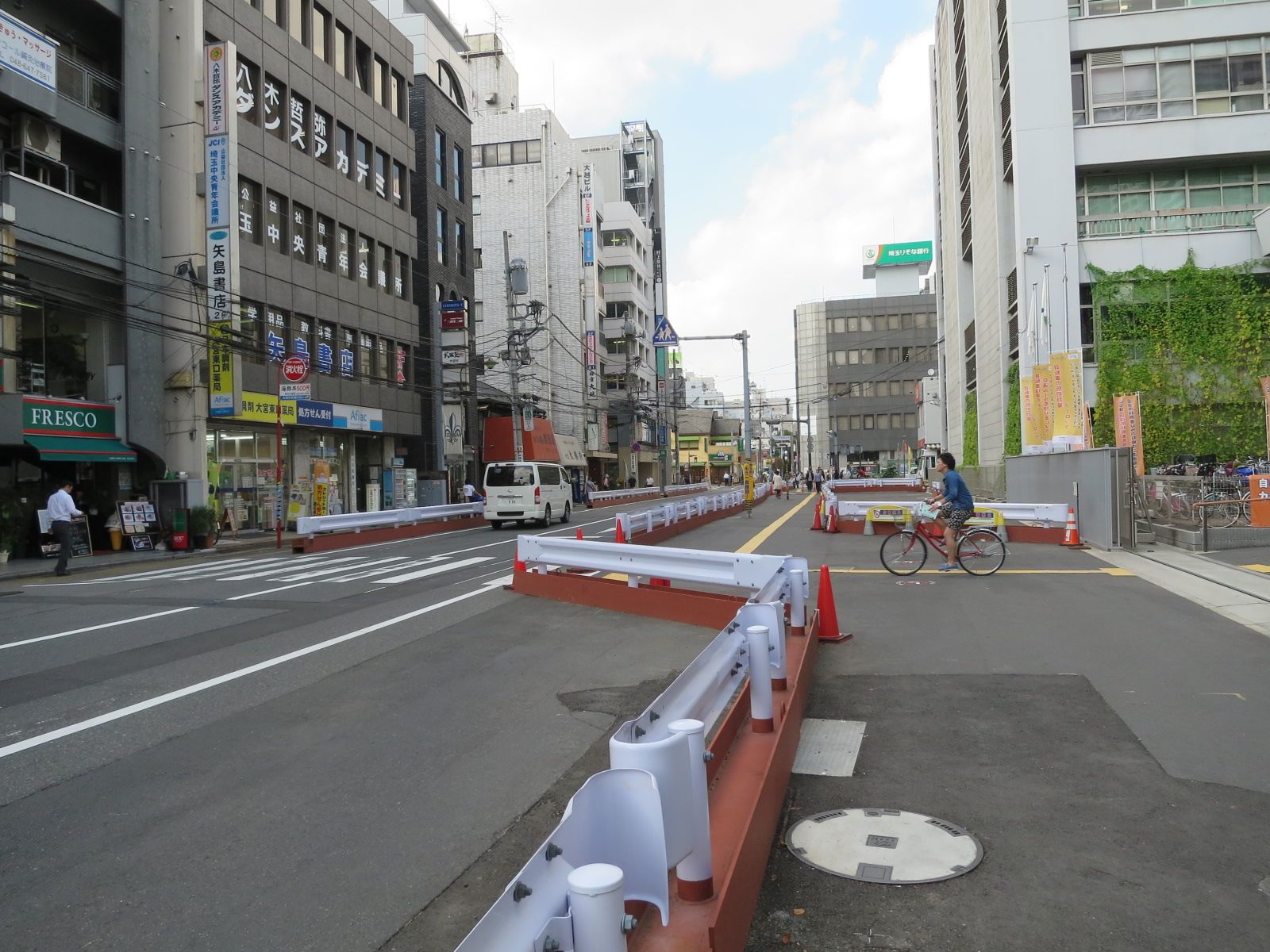 オフィスビル前面の道路
