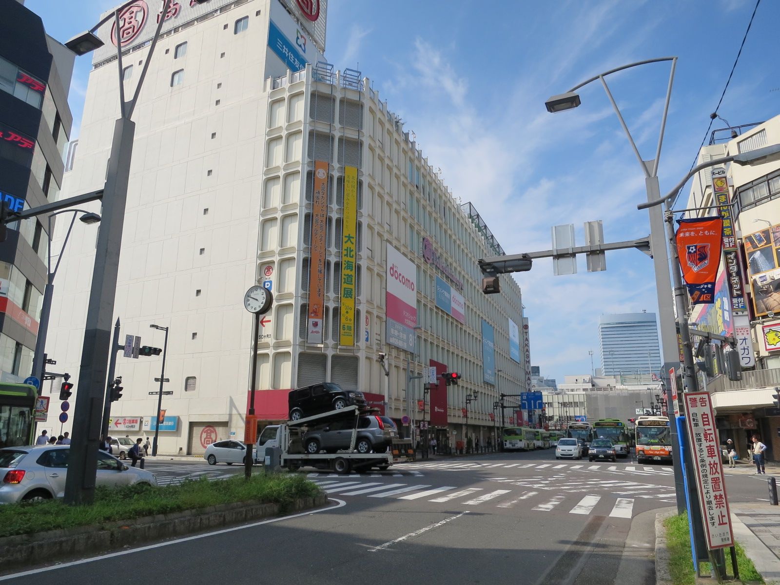 オフィスビル前面の県道214号線