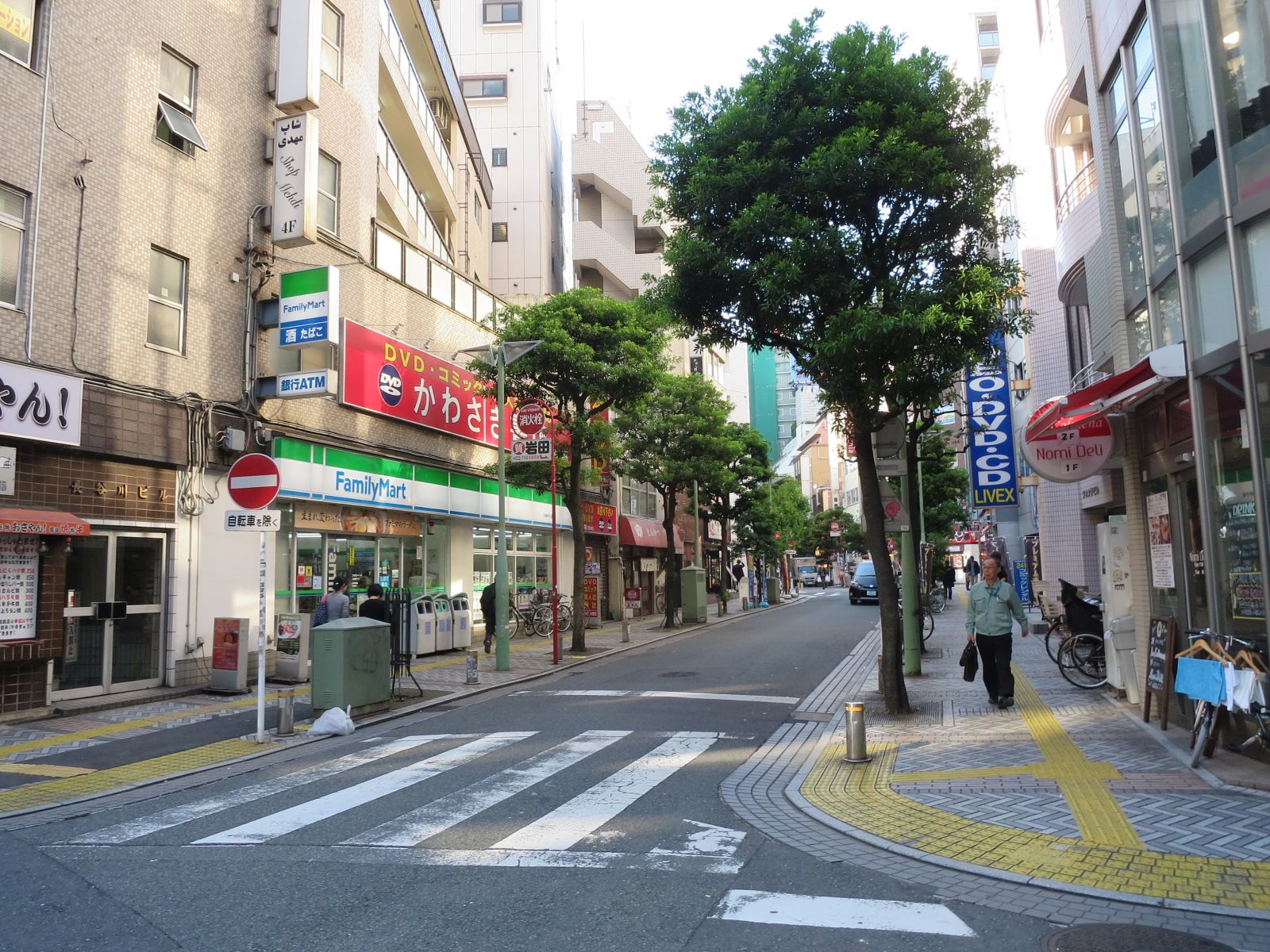 オフィスビル前面の通り