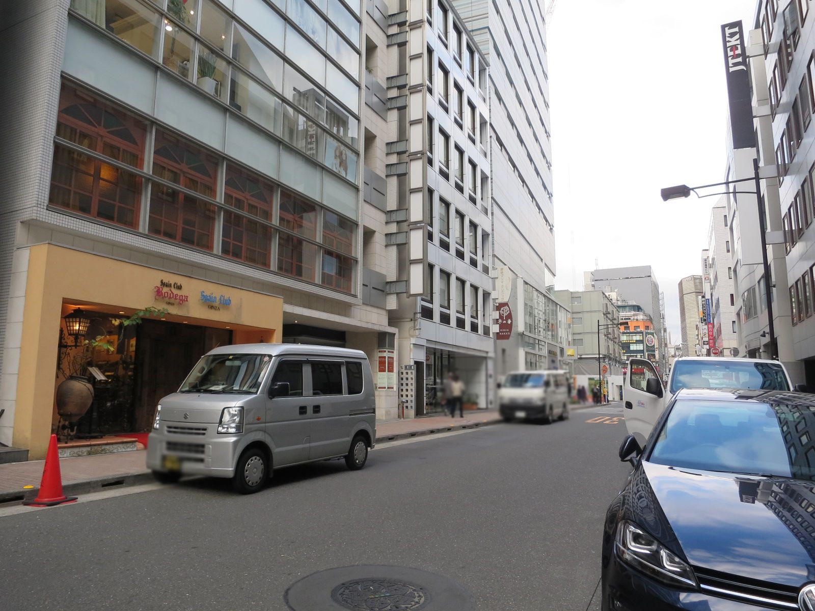 オフィスビル前面の通り
