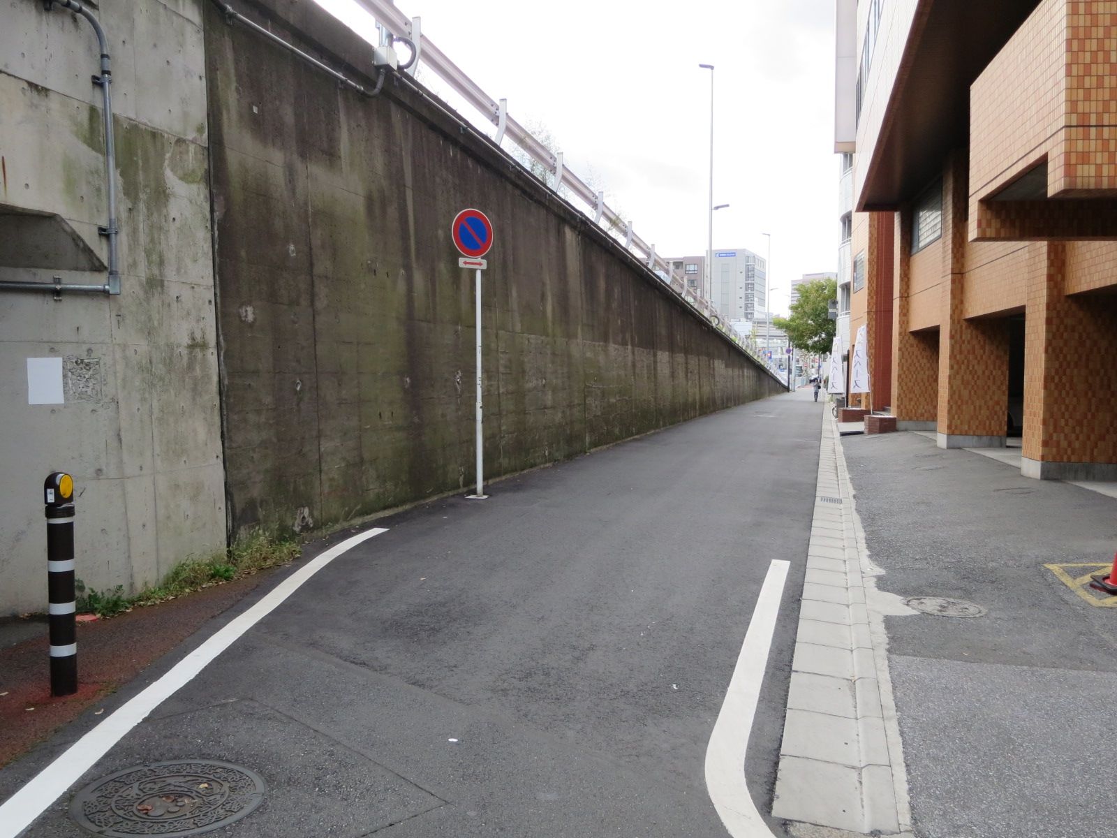 オーキッド・イン2前面の路地