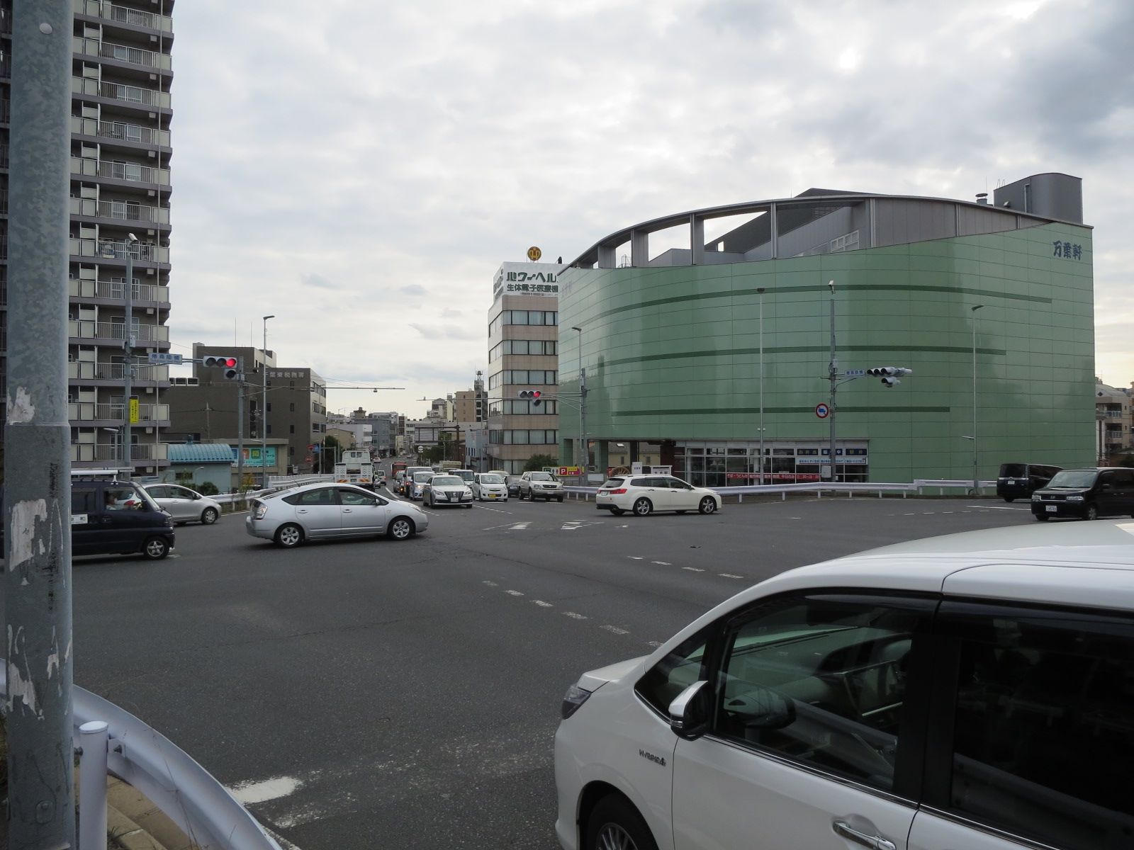 向かいの椿森陸橋交差点