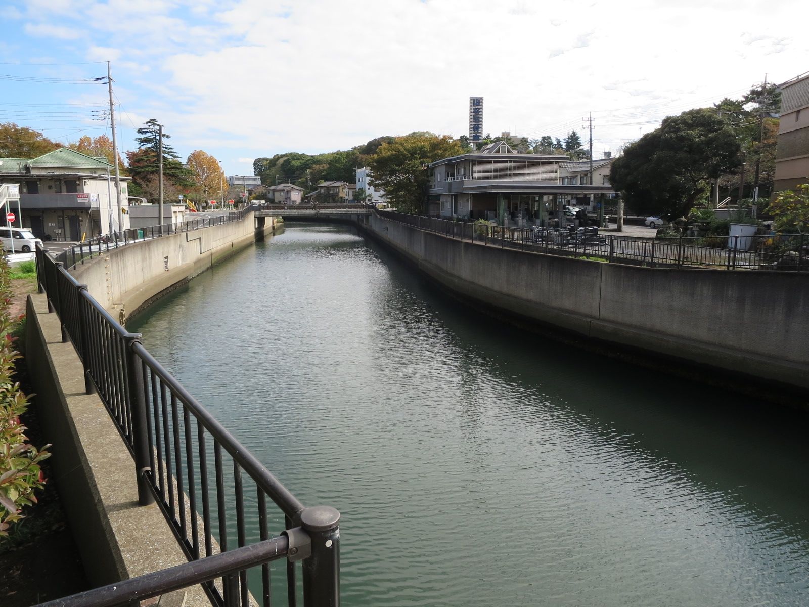 脇を流れる都川