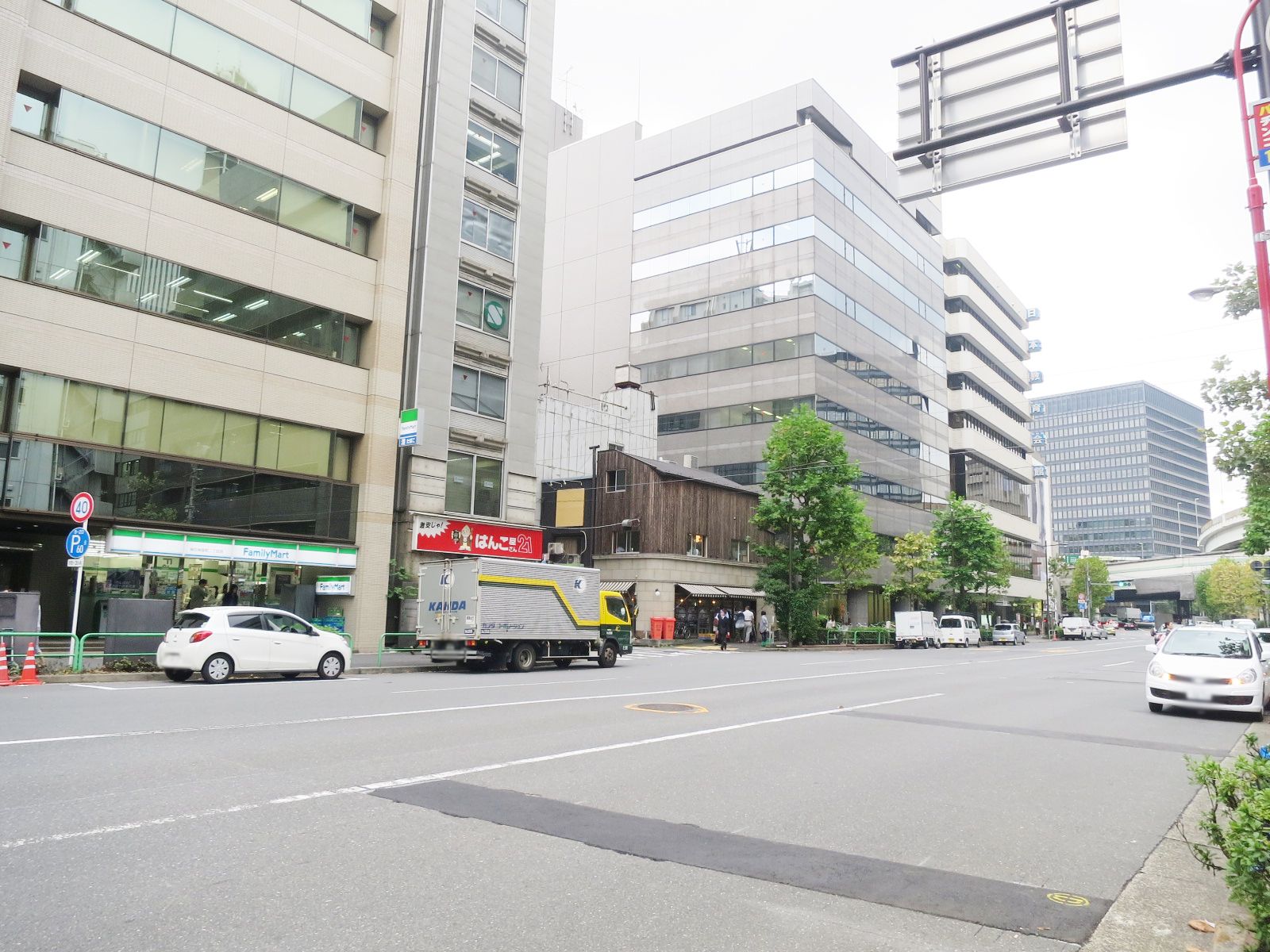 前面の雉子橋通り