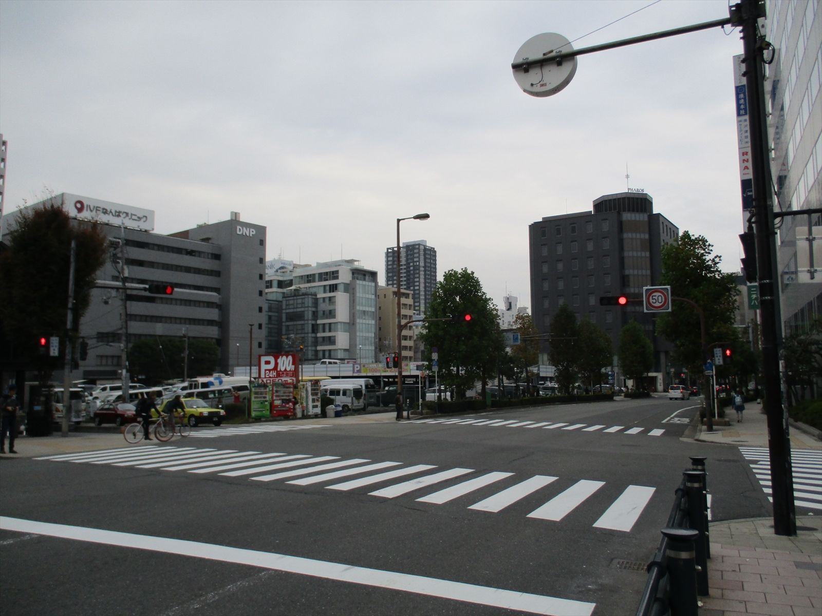 オフィスビル前面の四つ橋筋