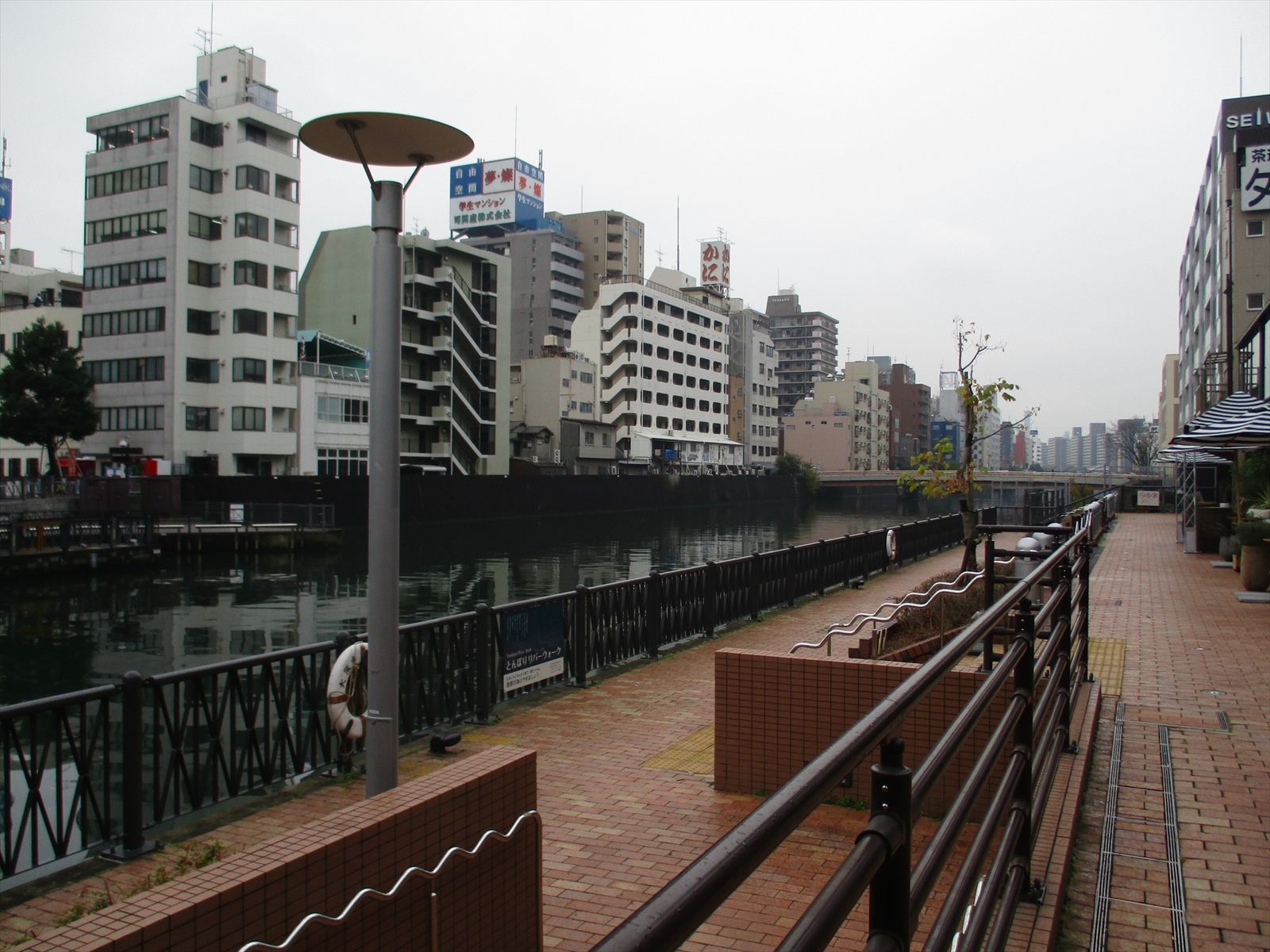 通り沿いの湊川リバープレイス