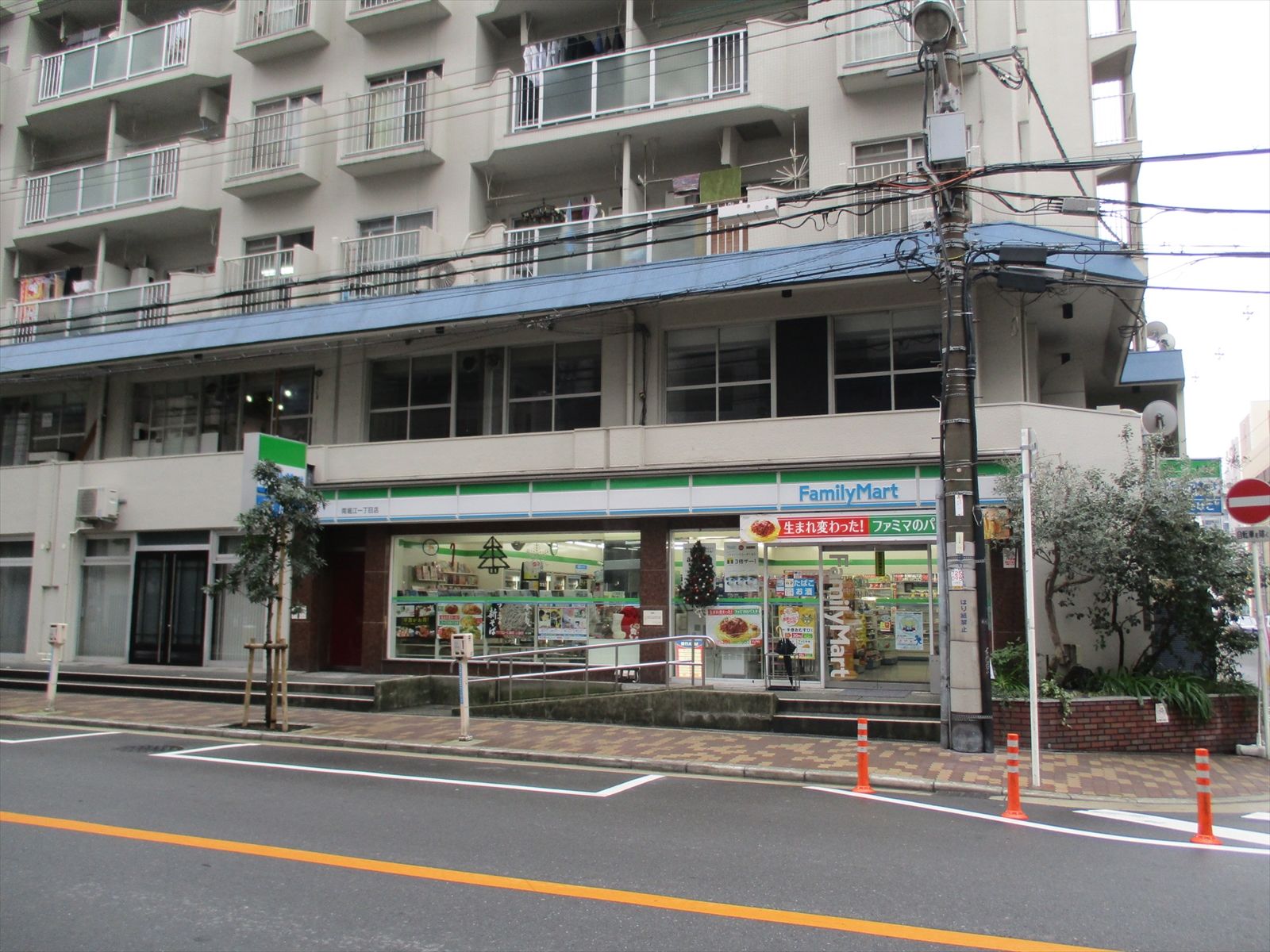 通り沿いのファミリーマート南堀江一丁目店